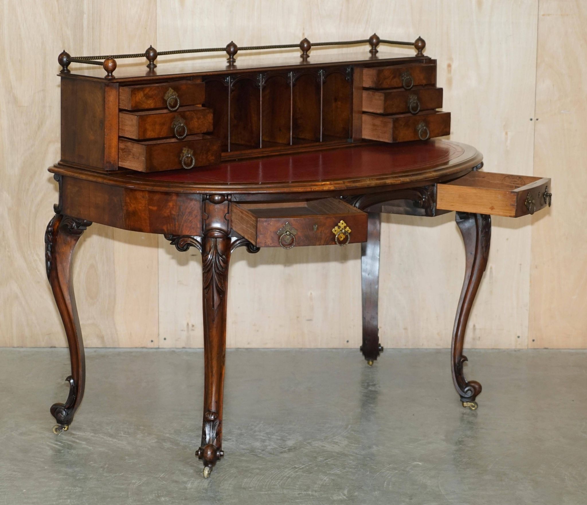 Bureau Demi-Lune en Cuir de Patrick Beakey Dublin circa 1850
