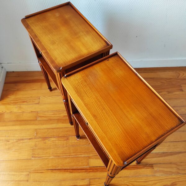 Paire de tables de chevet de style Louis XVI