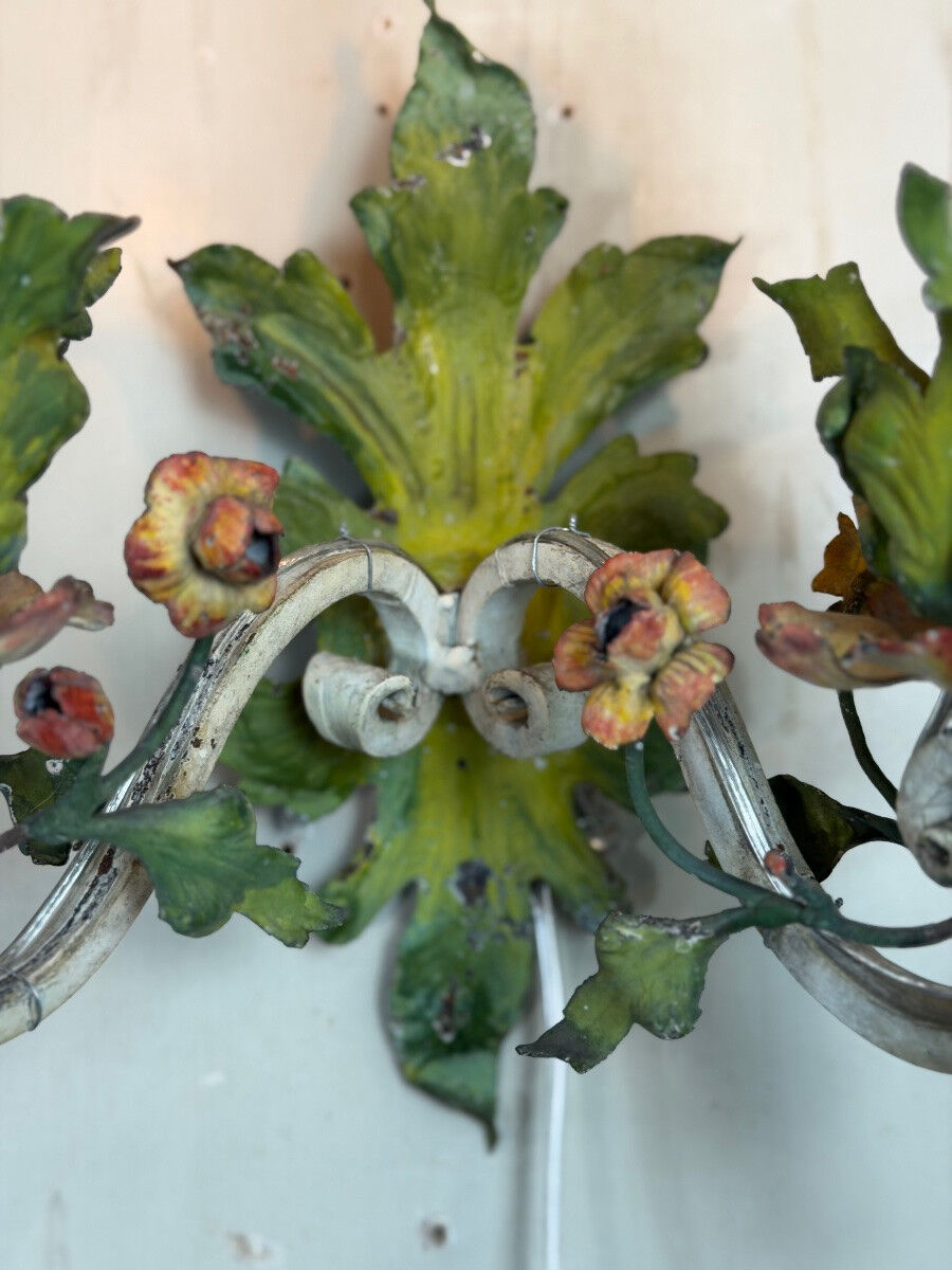 Paire d’appliques fleuries en métal polychromé, vers 1900