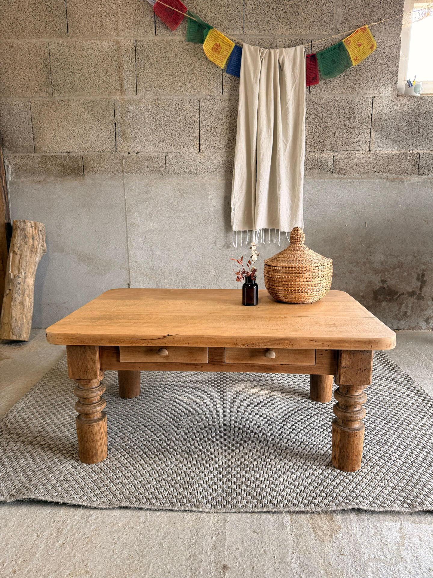 Antique solid wood coffee table – 2 drawers – turned legs