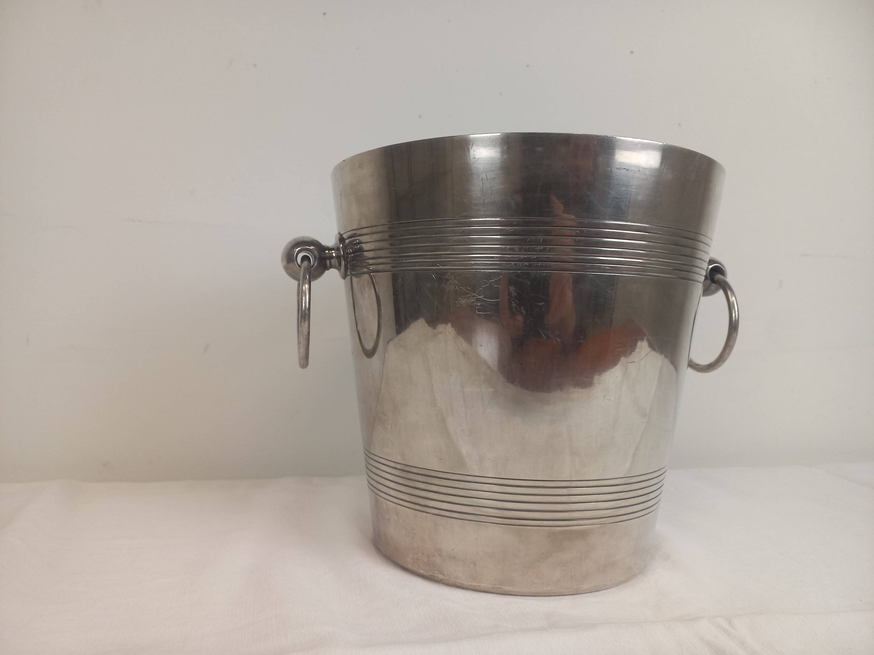 Silver metal champagne seal