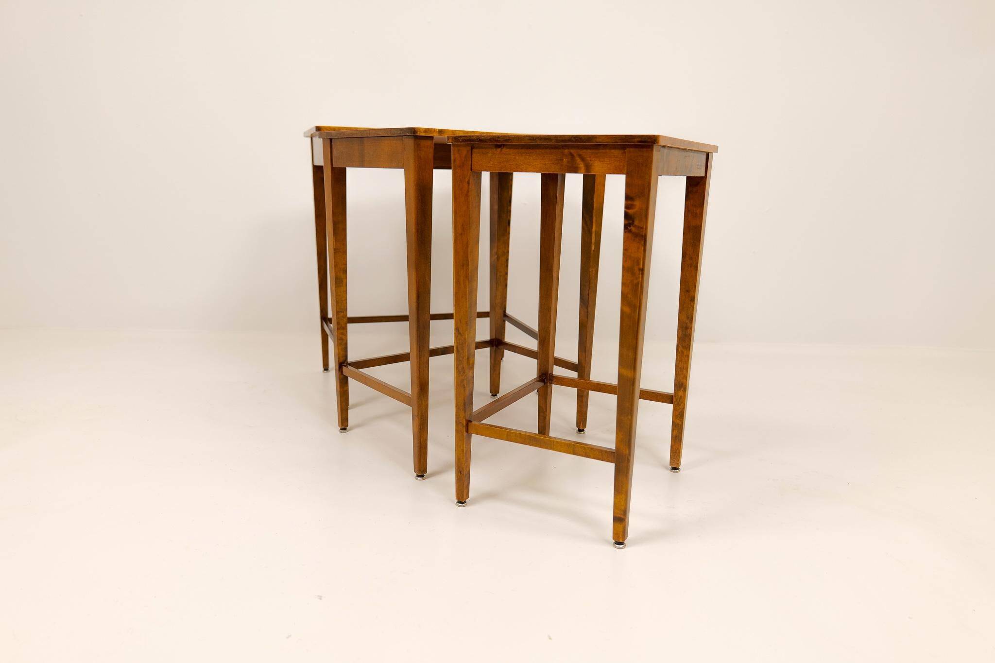 Tables gigognes Art déco en acajou et bouleau teinté, NK Suède, années 1940