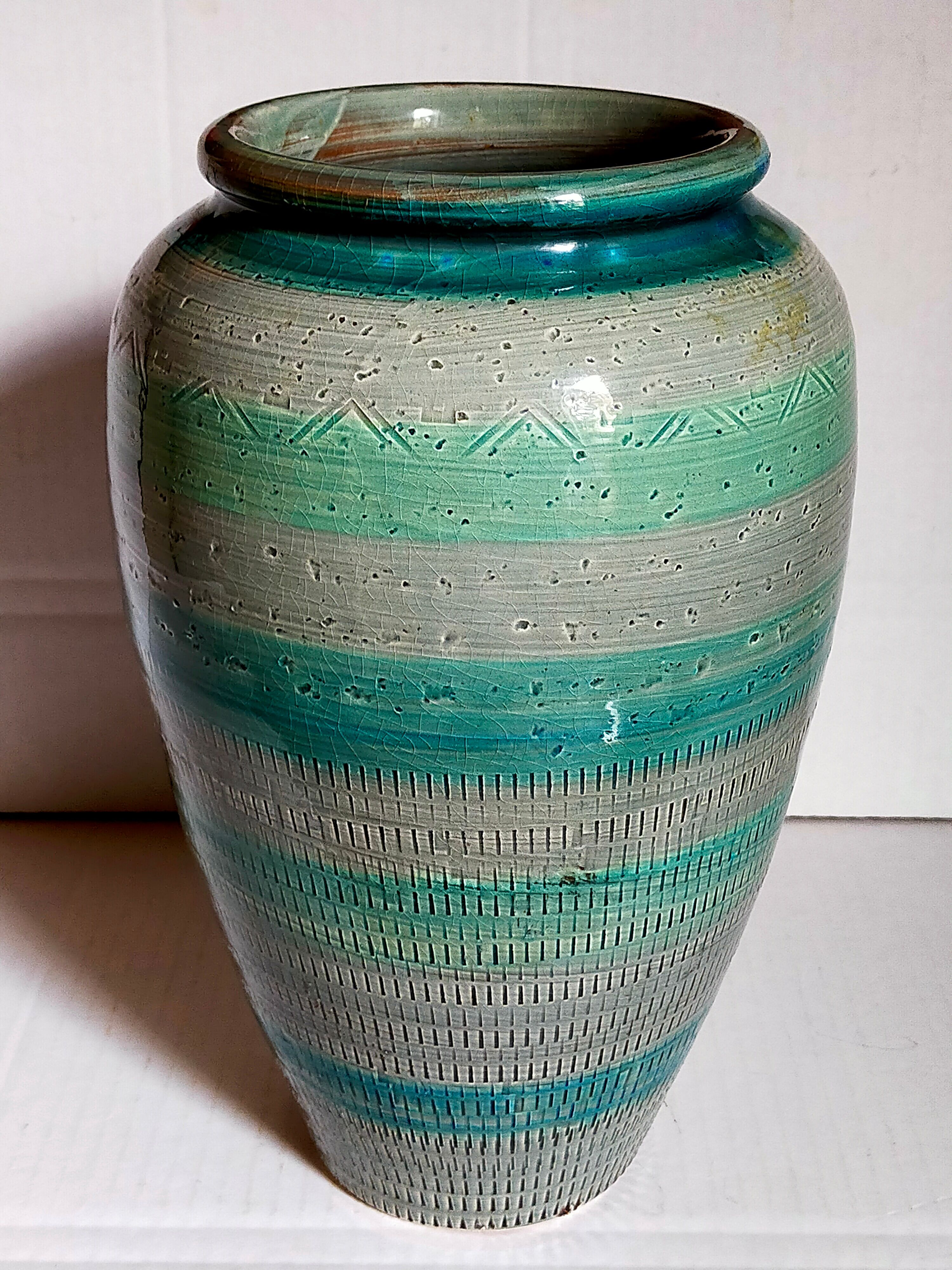 Ceramic vase scarified with gray-blue enamel
