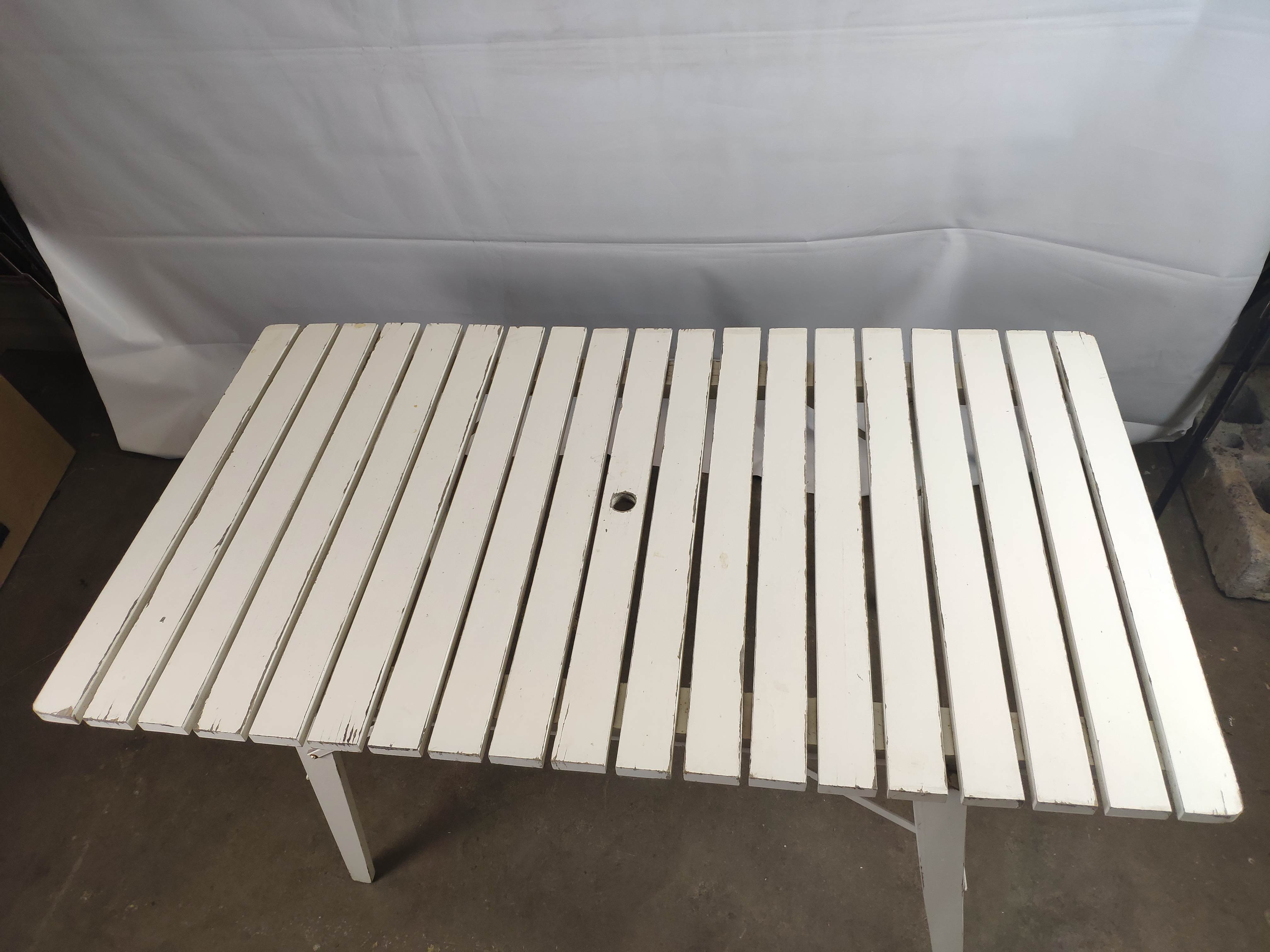 Table de jardin pliante blanche vintage en bois