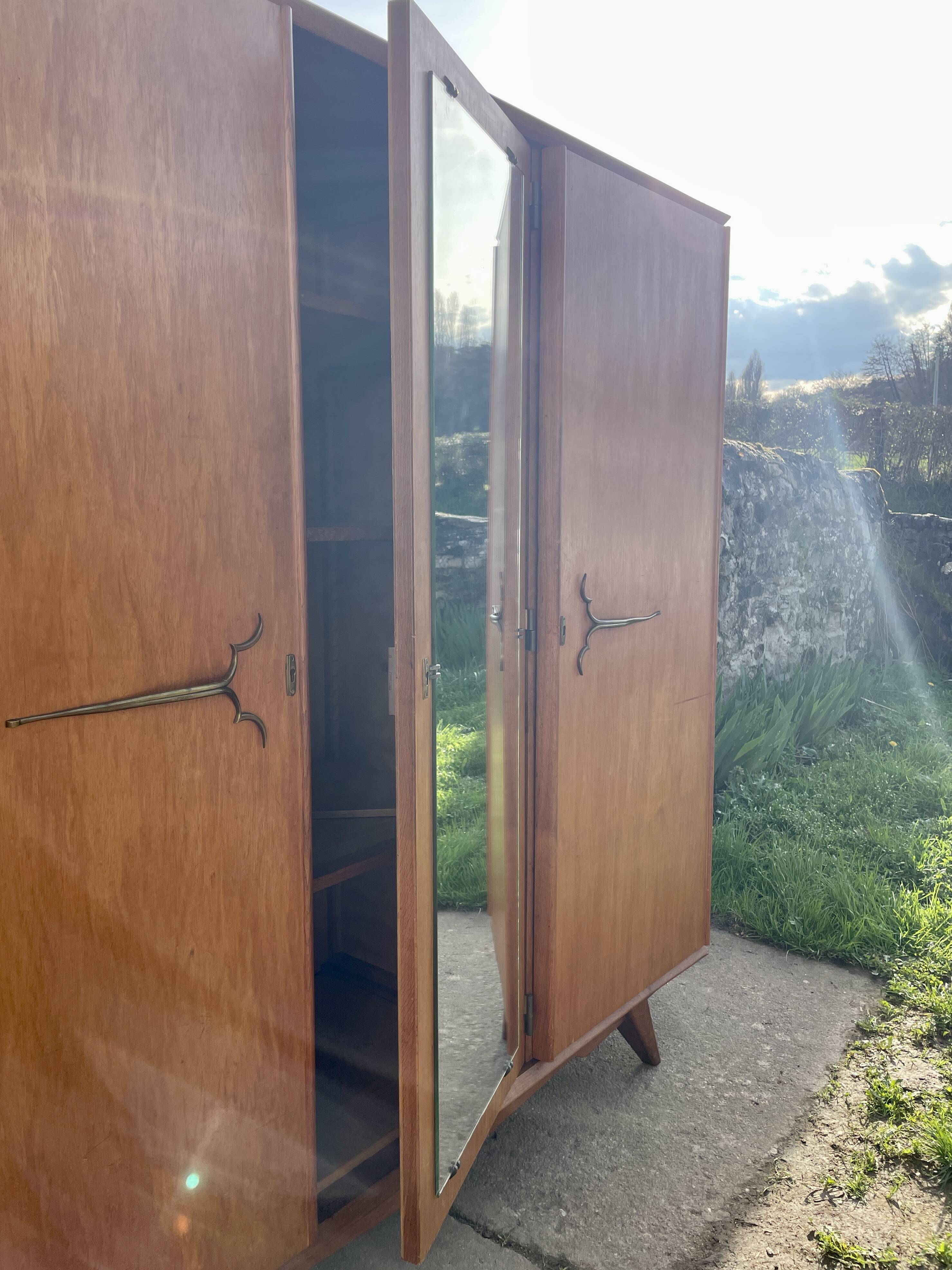 Armoire en chêne 3 portes miroir pieds compas
