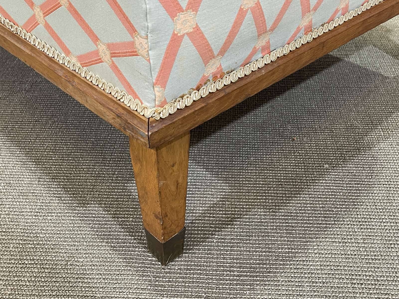 Lit de repos anglais début XXème en chêne, quelques tâches sur le tissu