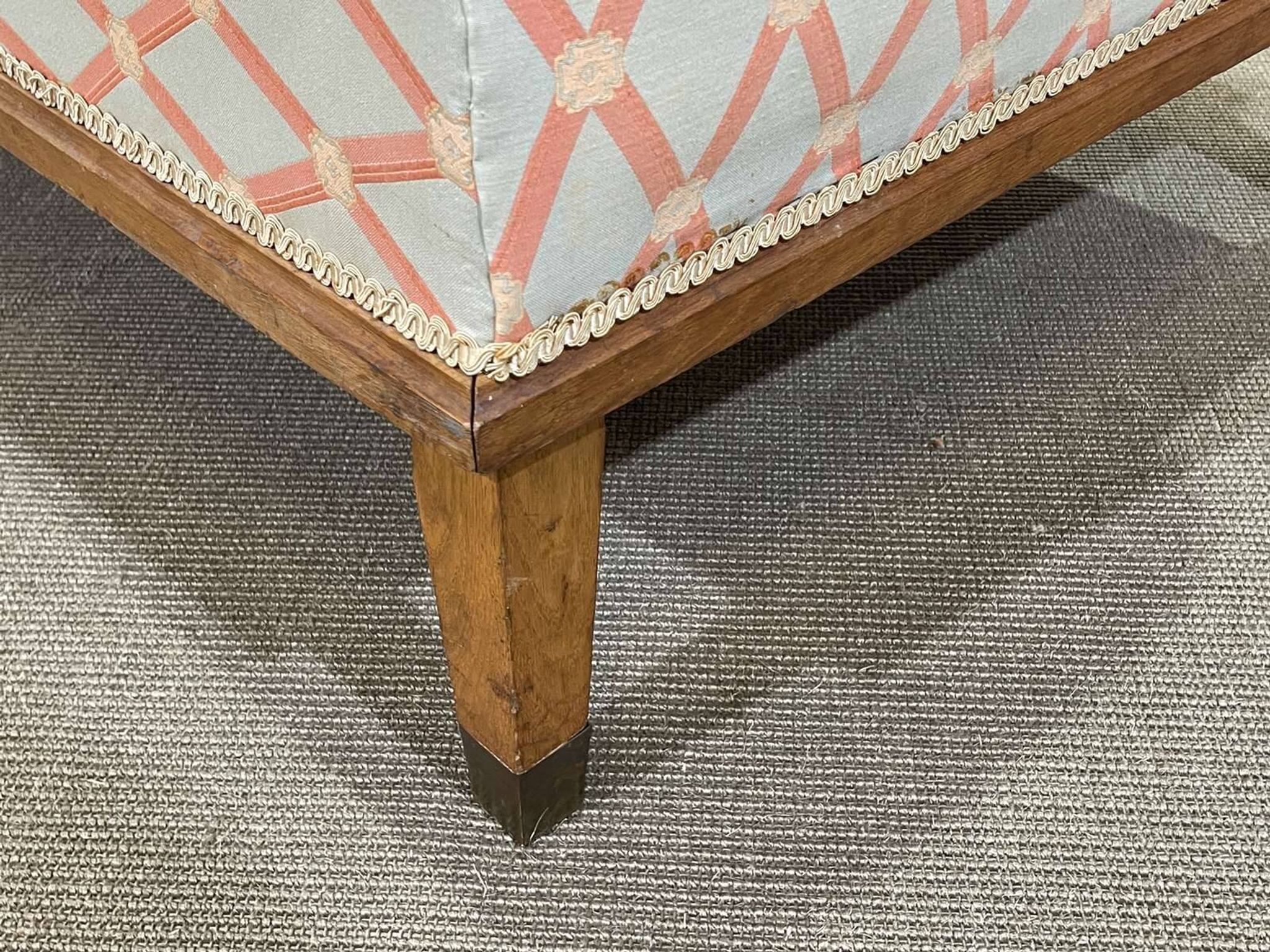 English daybed from the early 20th century in oak, some stains on the fabric