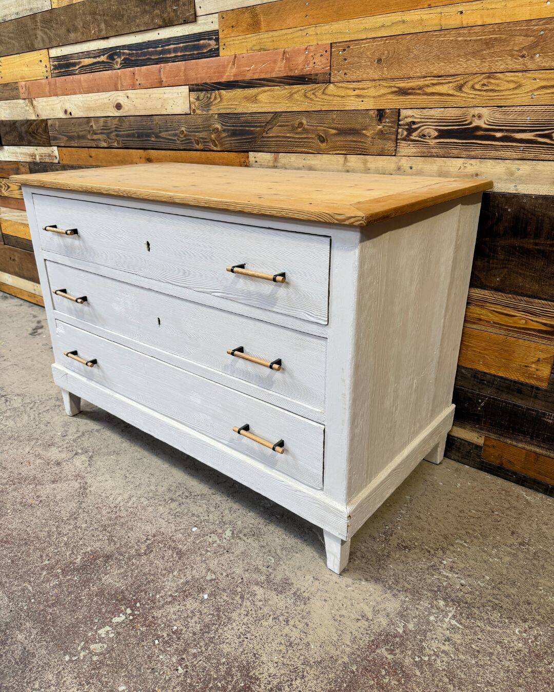 Commode ancienne en sapin massif relookée