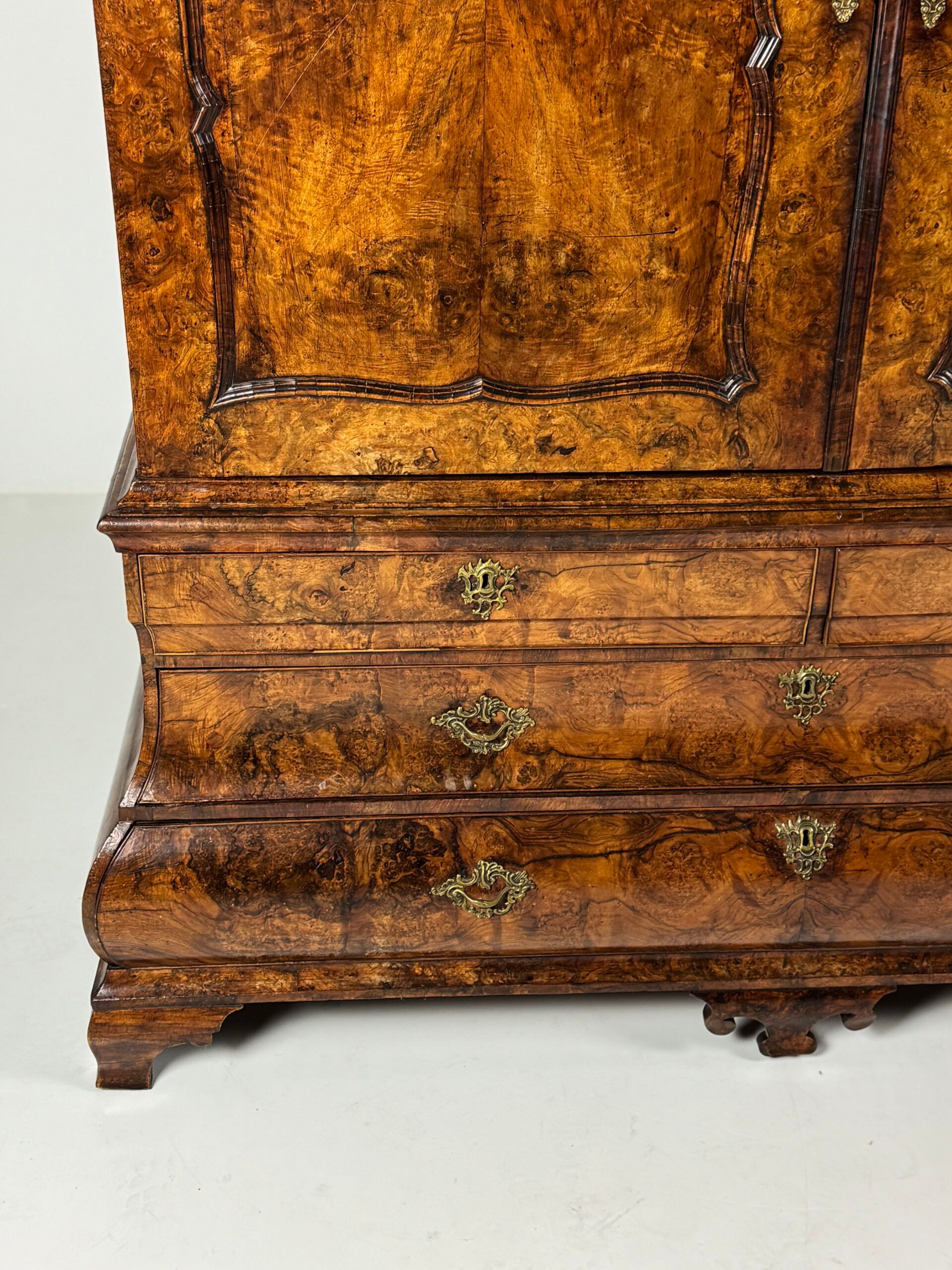 Dutch burr walnut cabinet ca. 1740