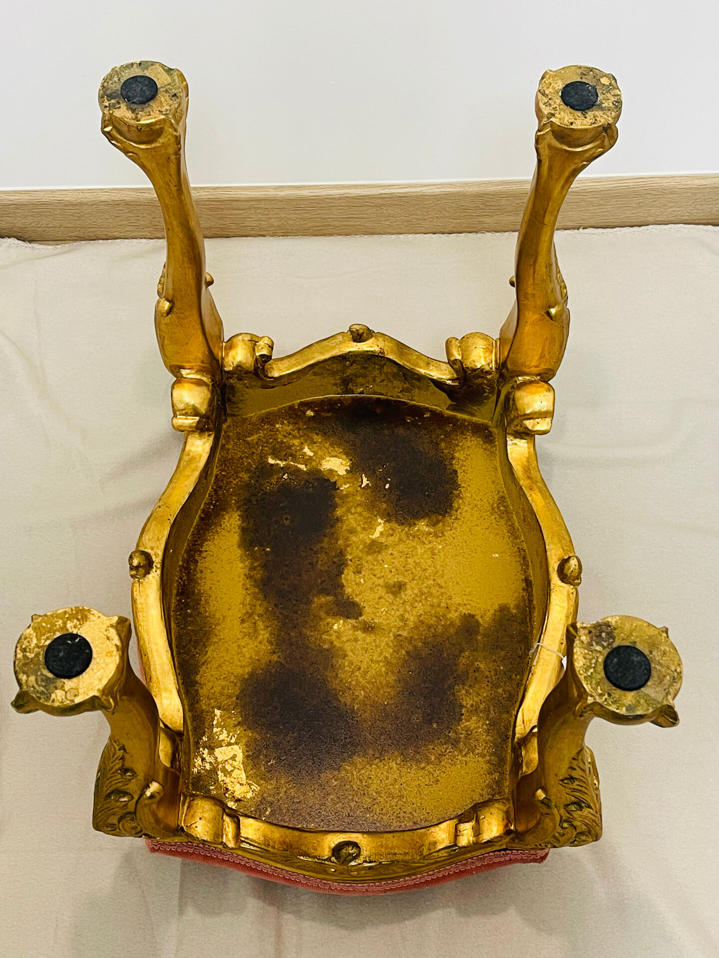 Louis XV Rococo style stool in gilded wood – pink seat – 20th century