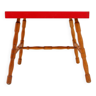 Petite table d'appoint avec pieds tournés et plateau rouge - Josco, fabriquée en Belgique - années 1950