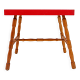 Small side table with turned legs and red top - Josco, made in Belgium - 1950s