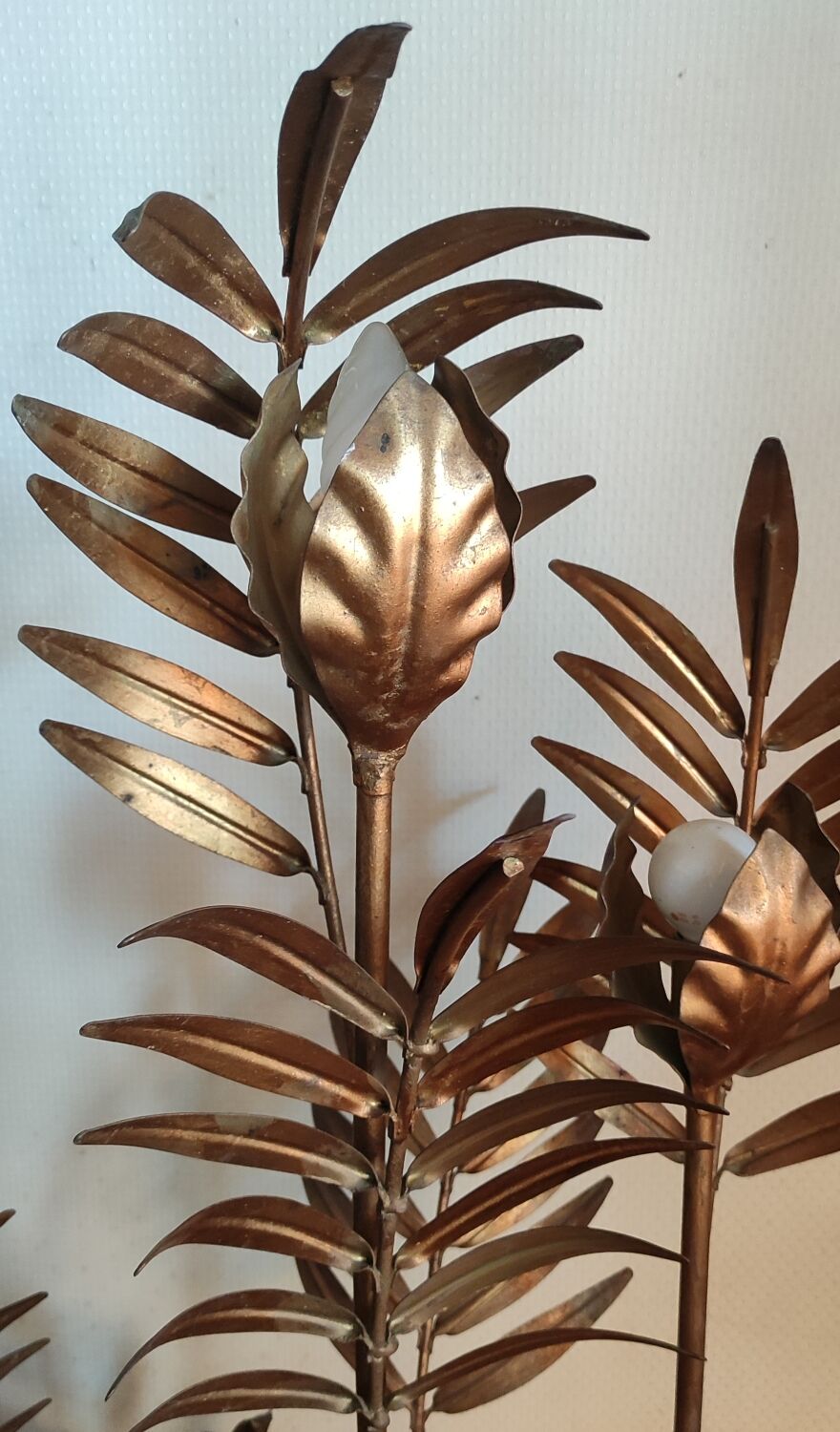 Lampadaire design feuilles dorées