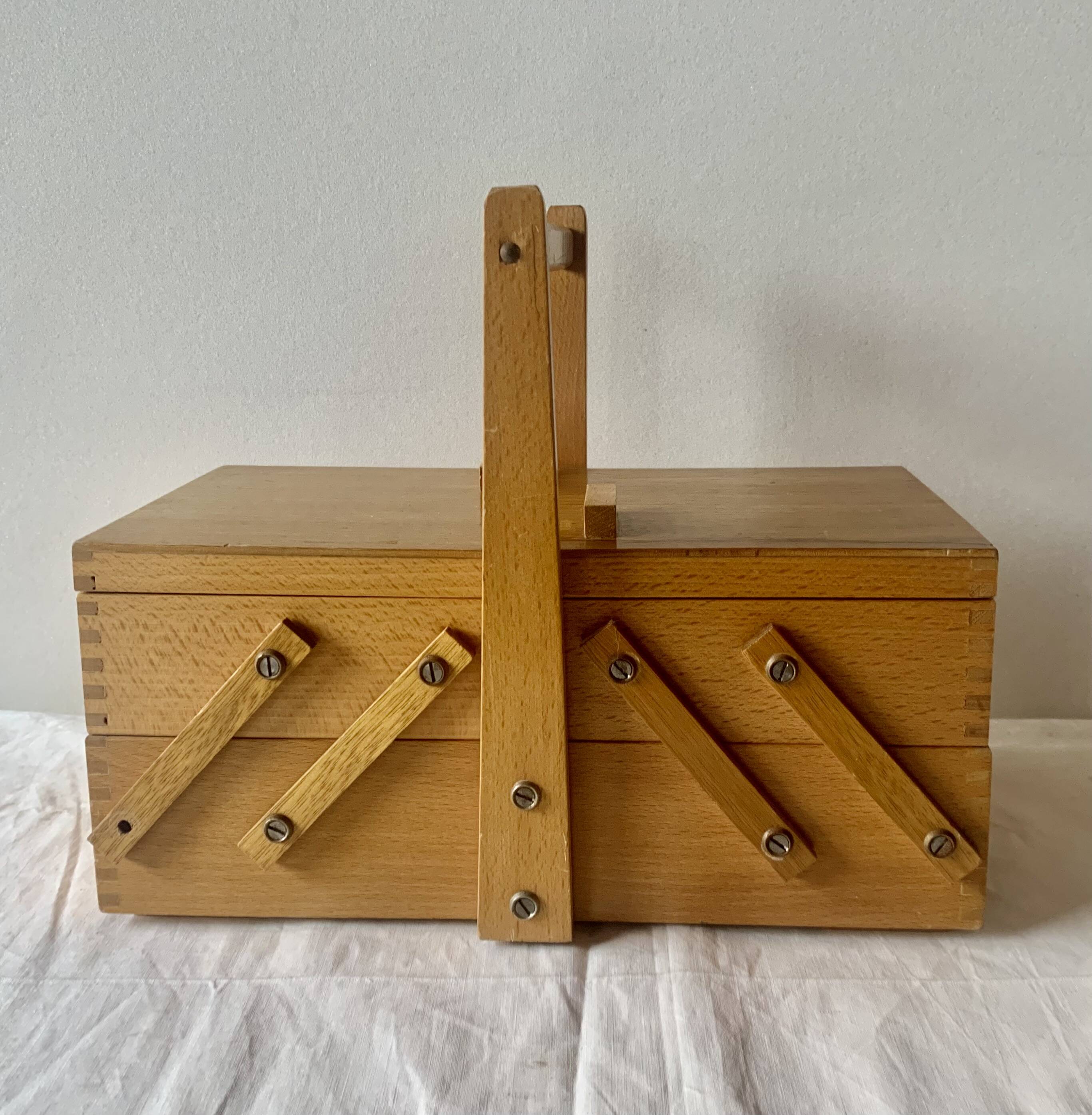 Petite travailleuse en bois vintage