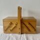Petite travailleuse en bois vintage