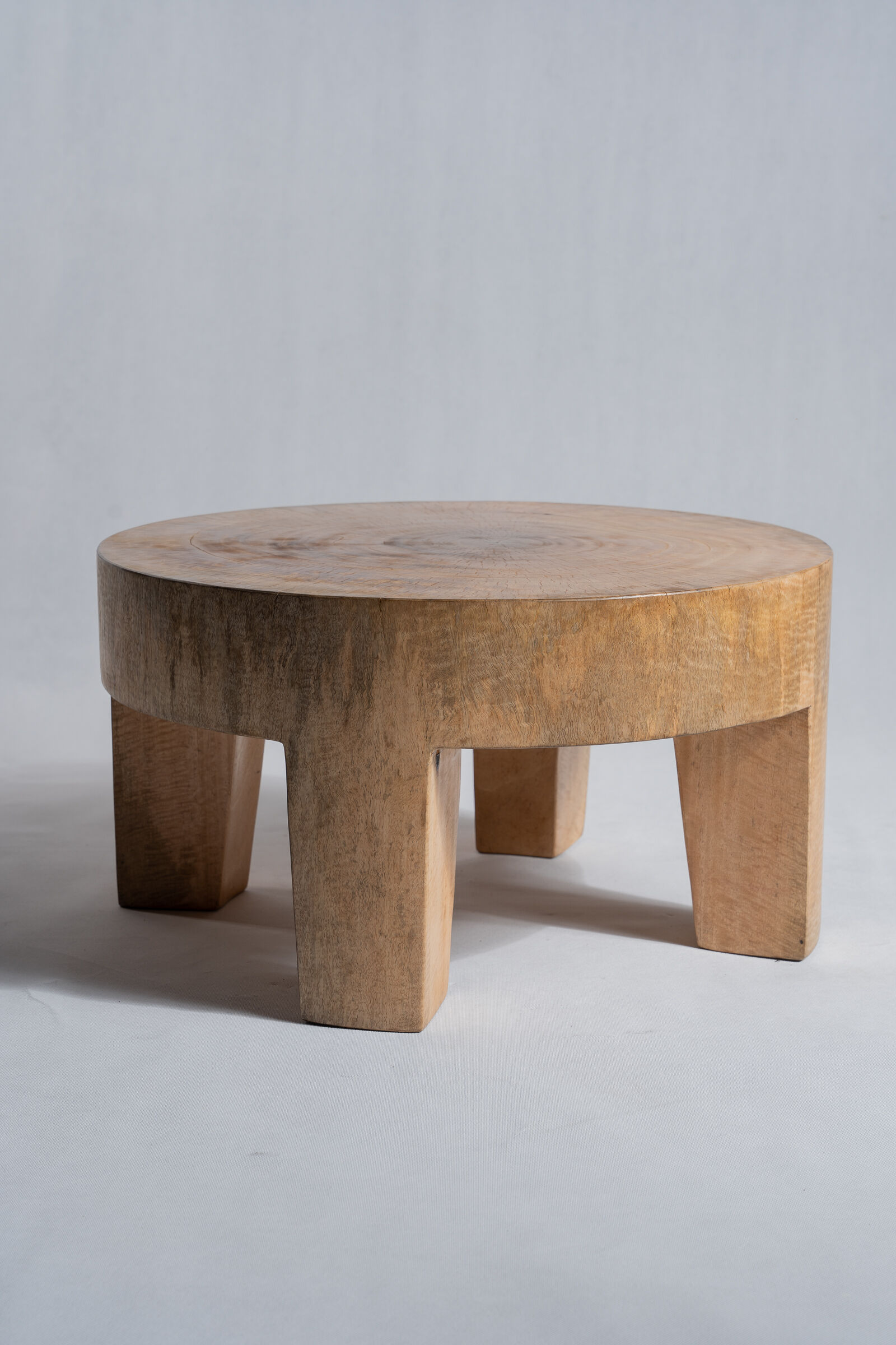 Quadripod coffee table in solid wood monoxyl natural color (dark)