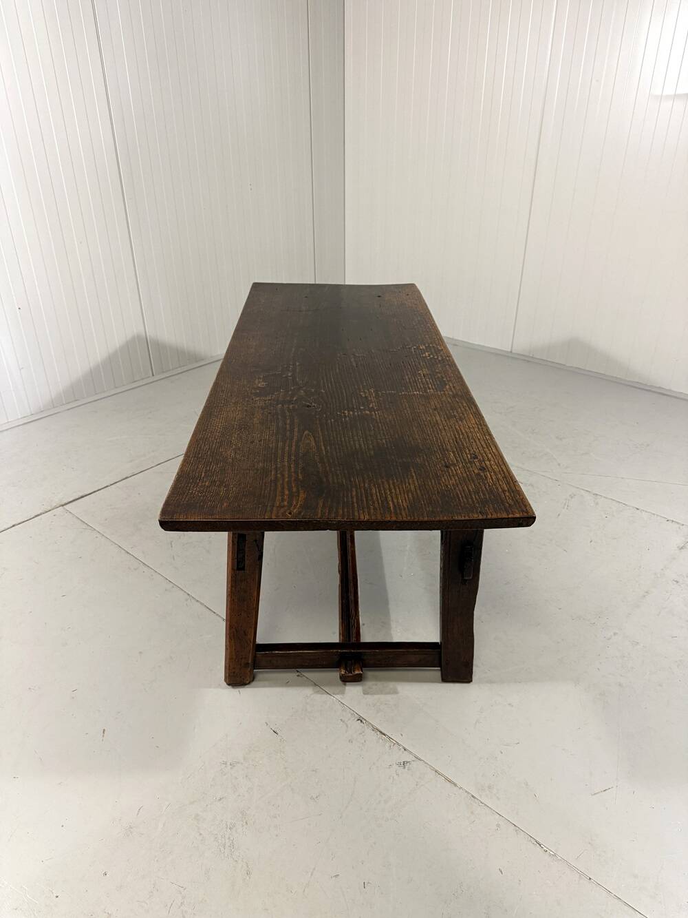 Table basse espagnole antique brutaliste