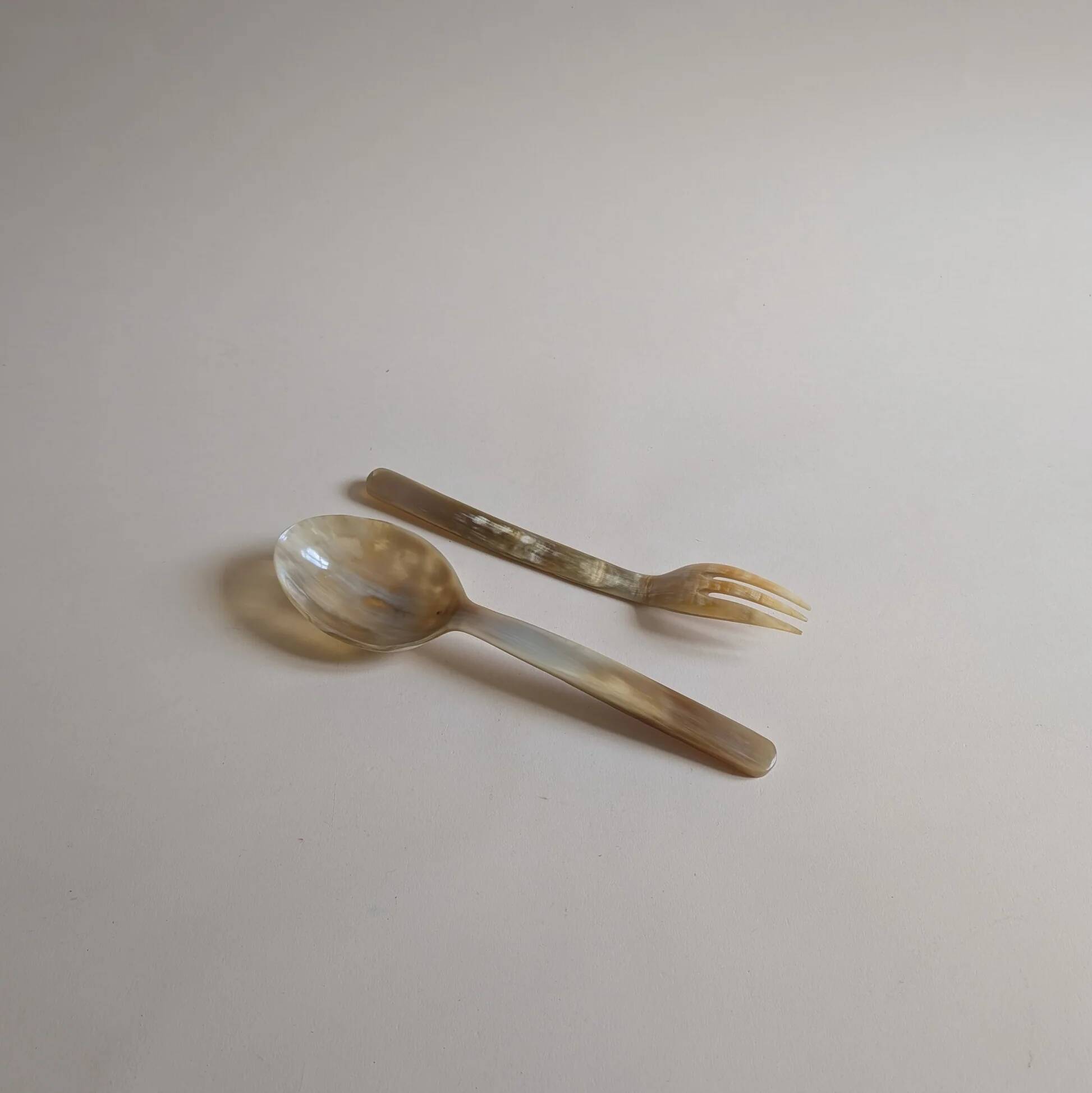 Horn serving cutlery