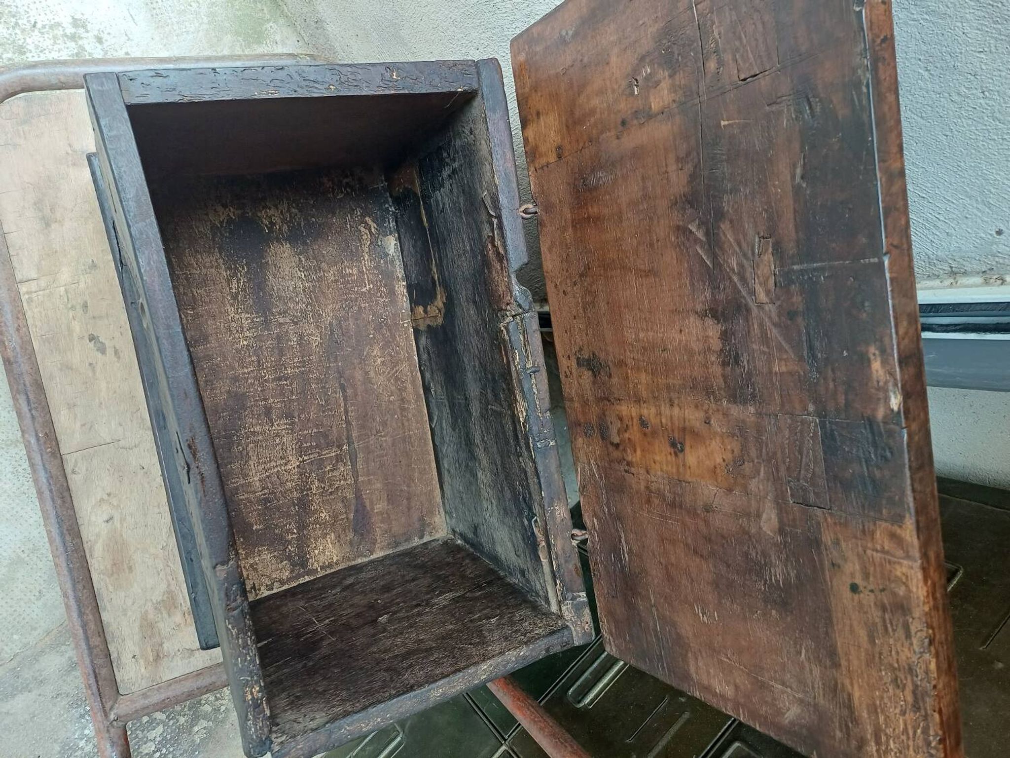 Small French chest from the 17th century in its own juice.