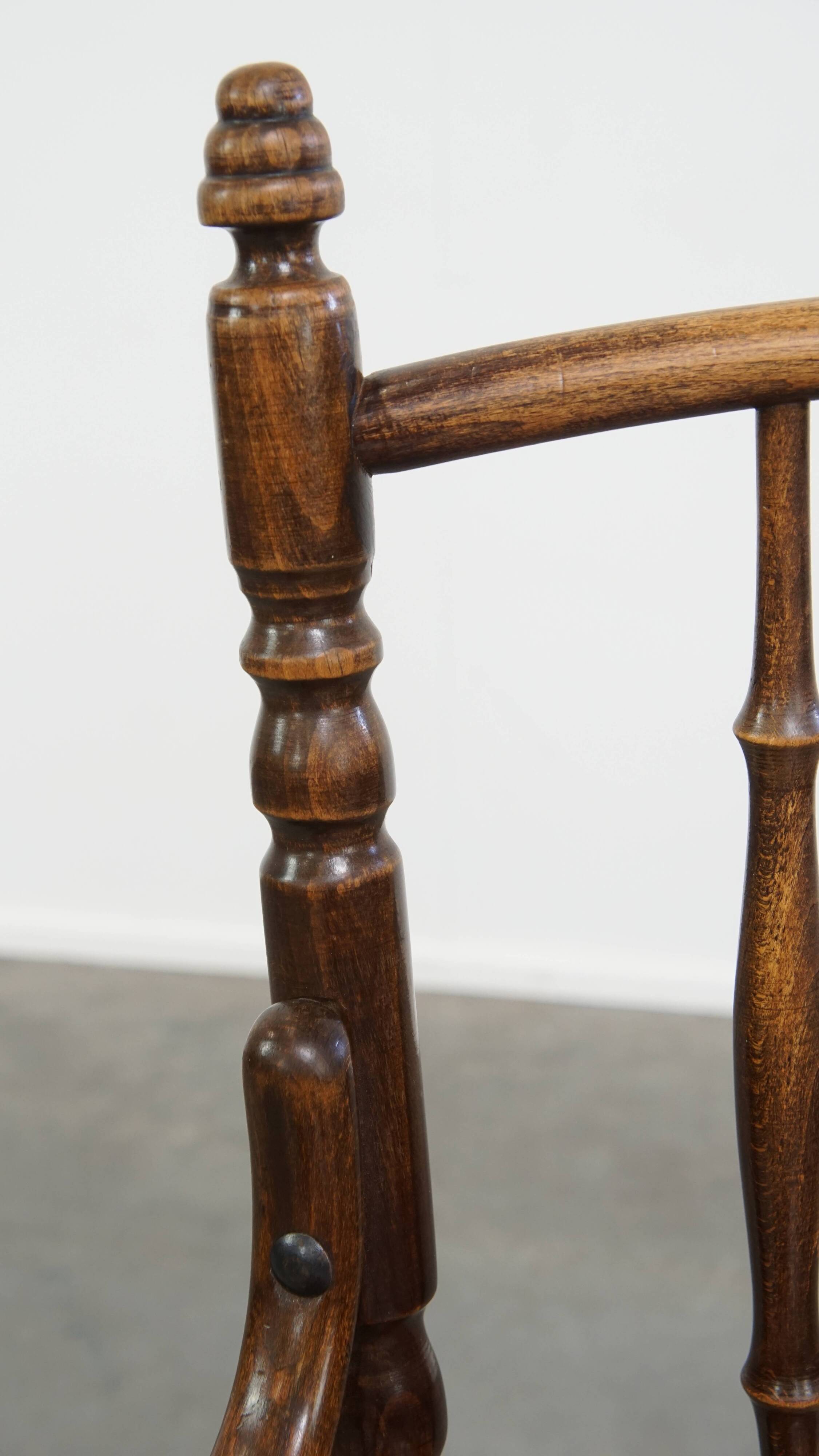 Chaise bistrot ancienne en bois avec accoudoirs