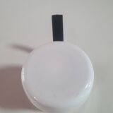 pot a lait en ceramique blanche avec fleurs bleues, poignée metallique