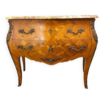 Commode Louis XV galbée, dessus de marbre, bronzes et marqueterie