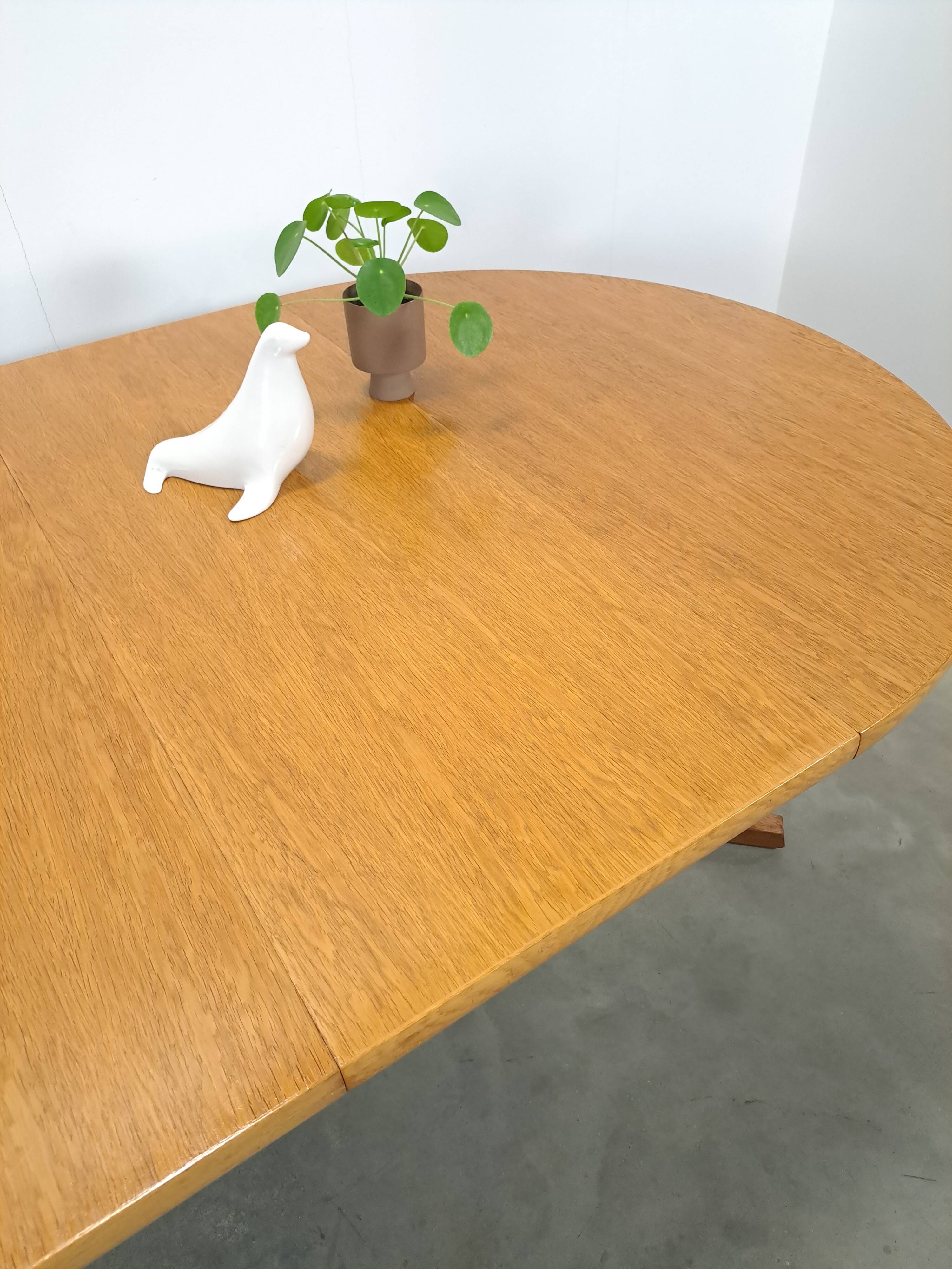 Ronde ovale eiken uitschuifbare eettafel