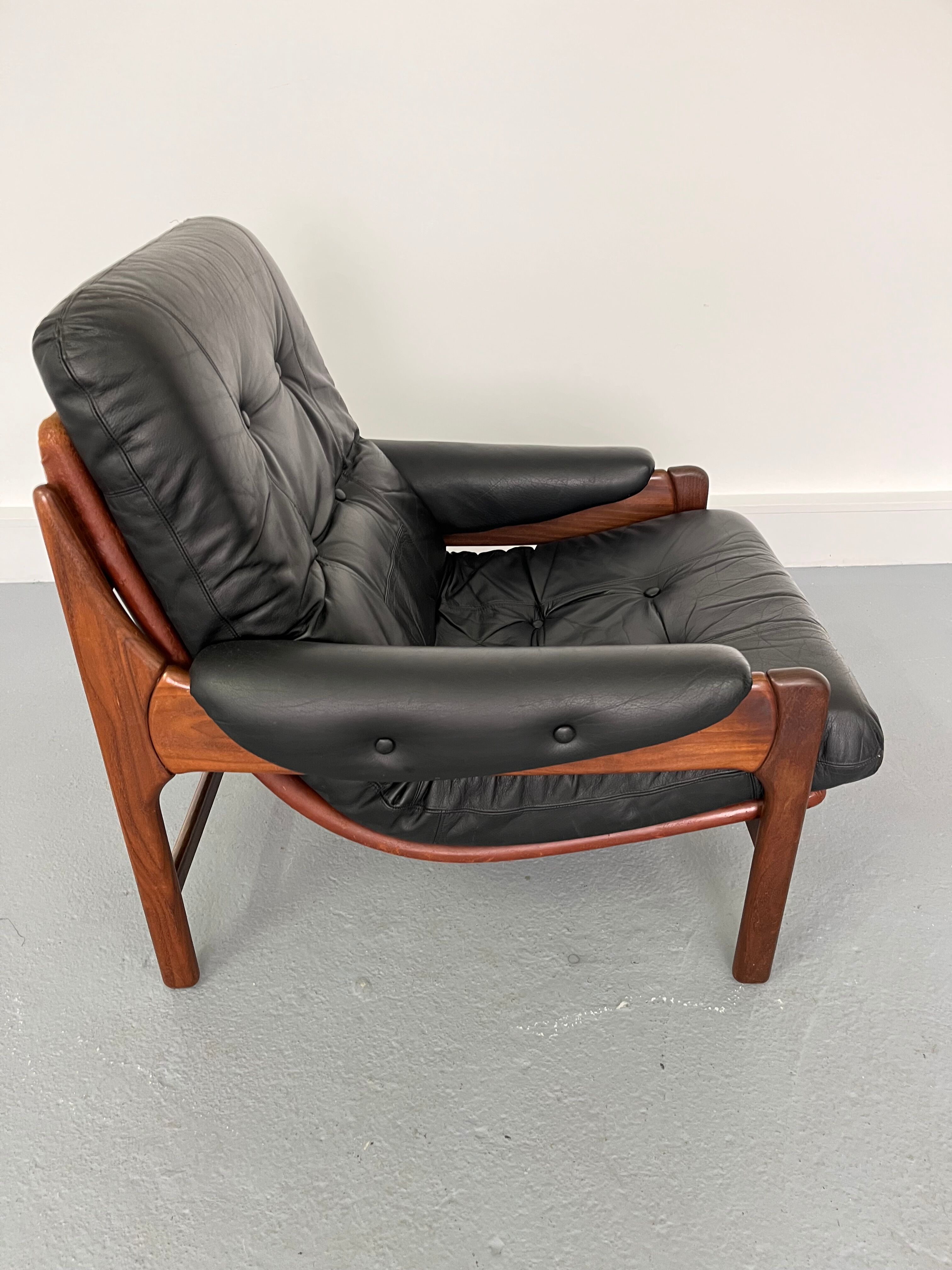 Fauteuil en teck et cuir années 1960