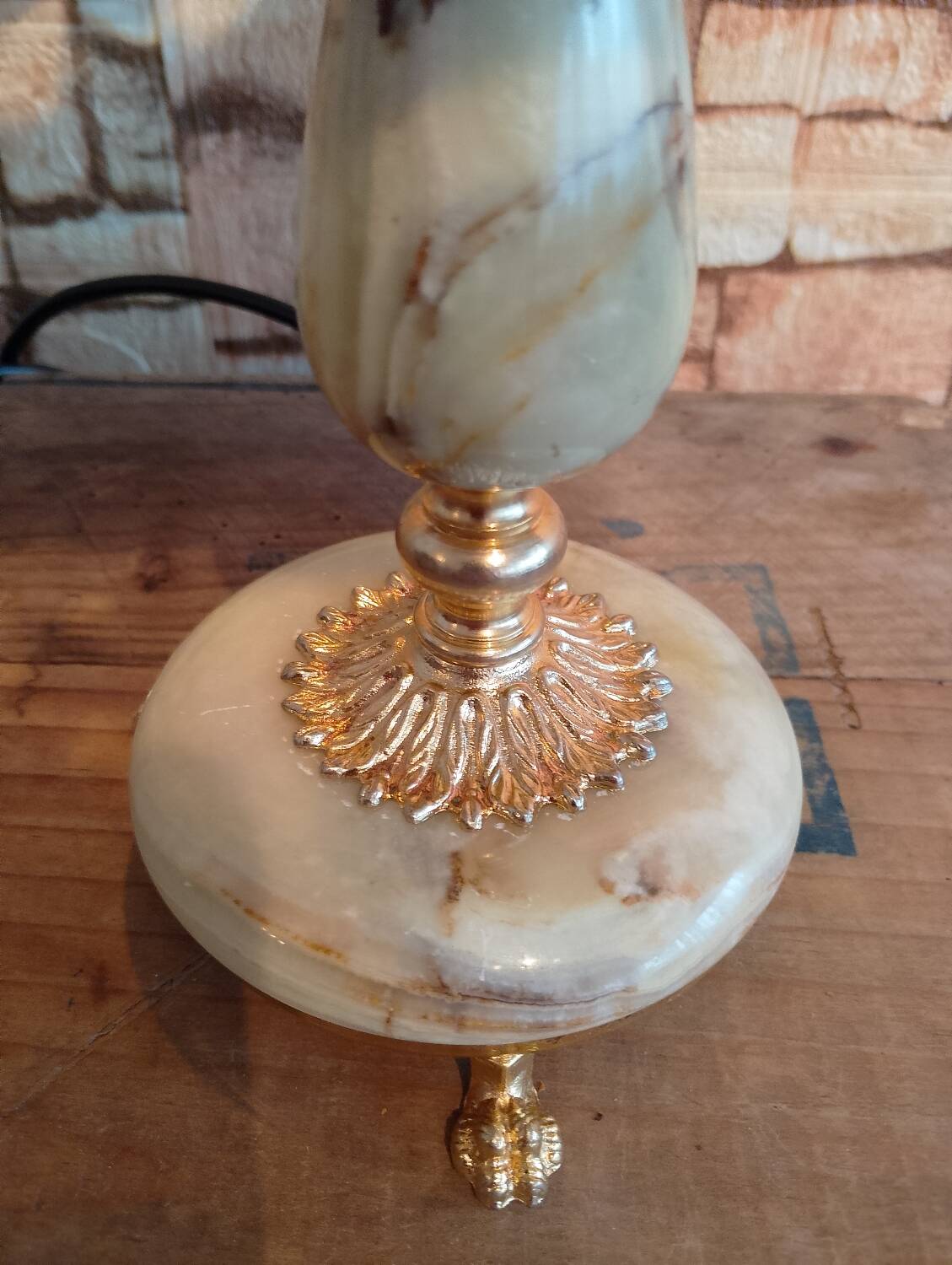 Sell a prestigious lamp made of genuine Onyx and chiselled gilded bronze.