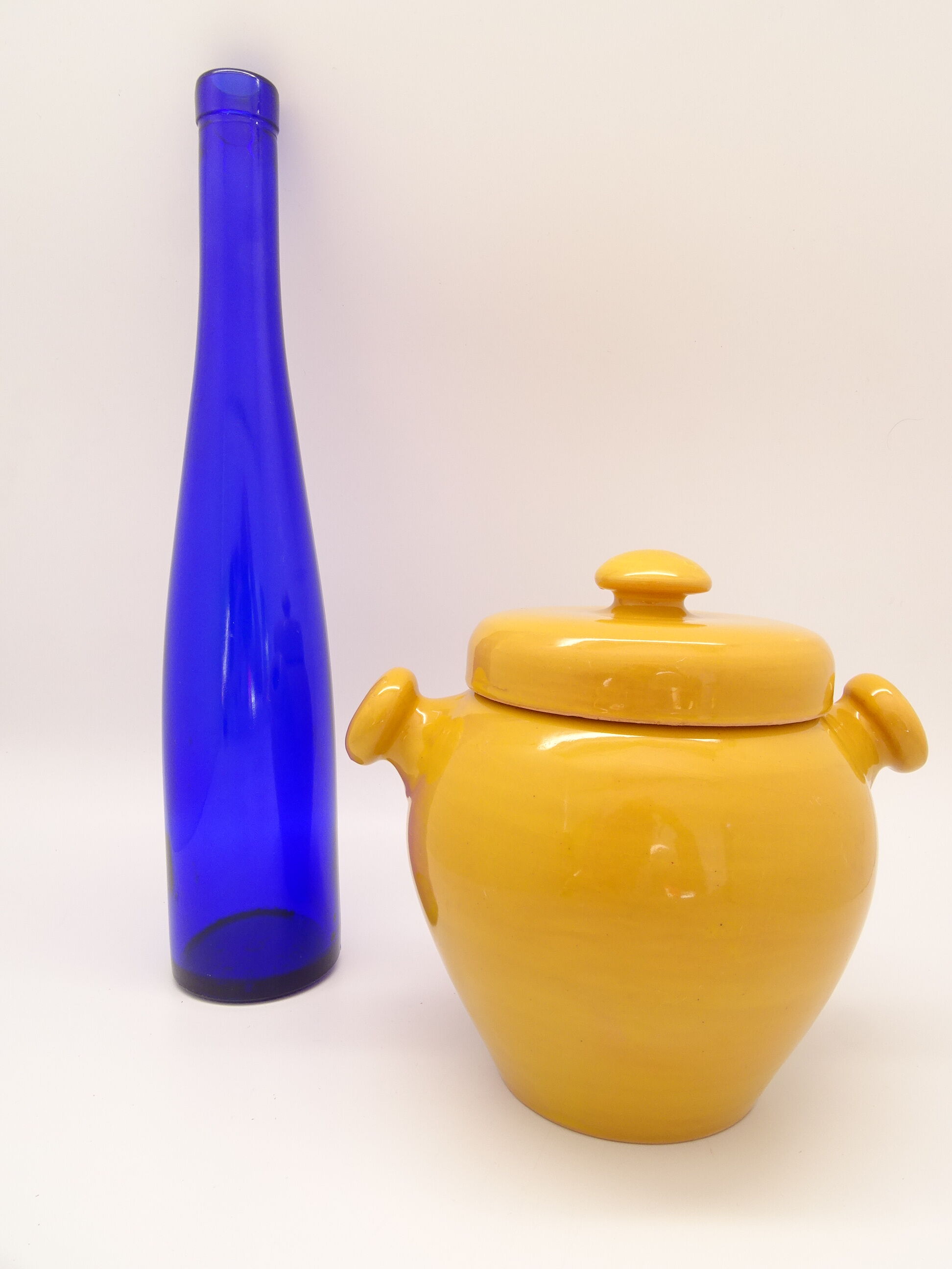 Bouteille vintage en verre bleu cobalt
