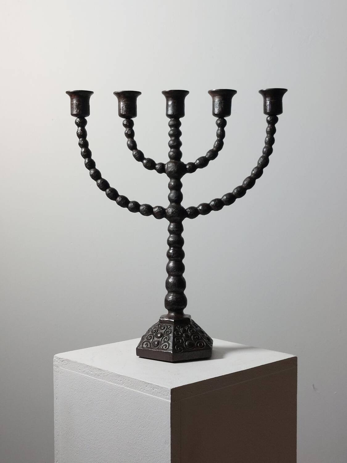 Candelabre en forme de bobine de style menorah habilement forgé.