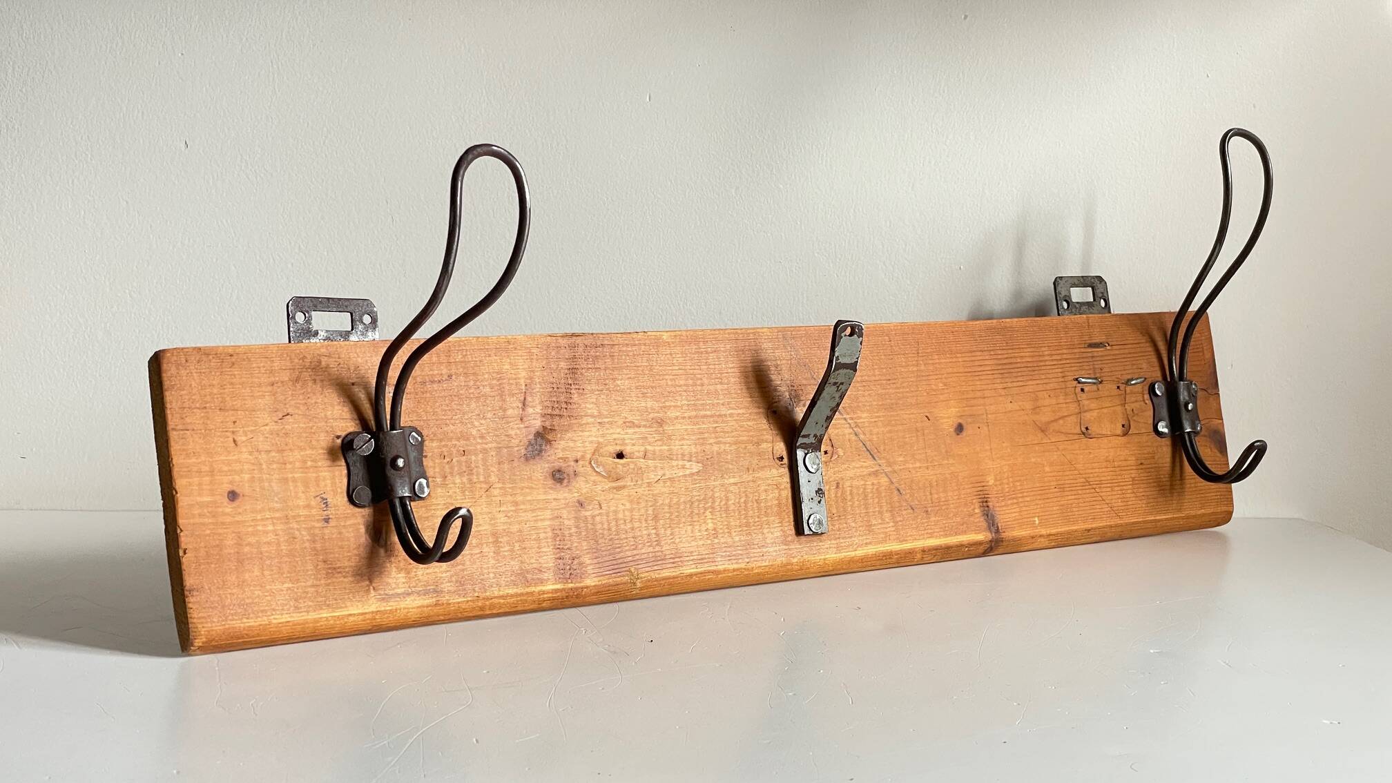 Portemanteau ecole en bois et acier vintage
