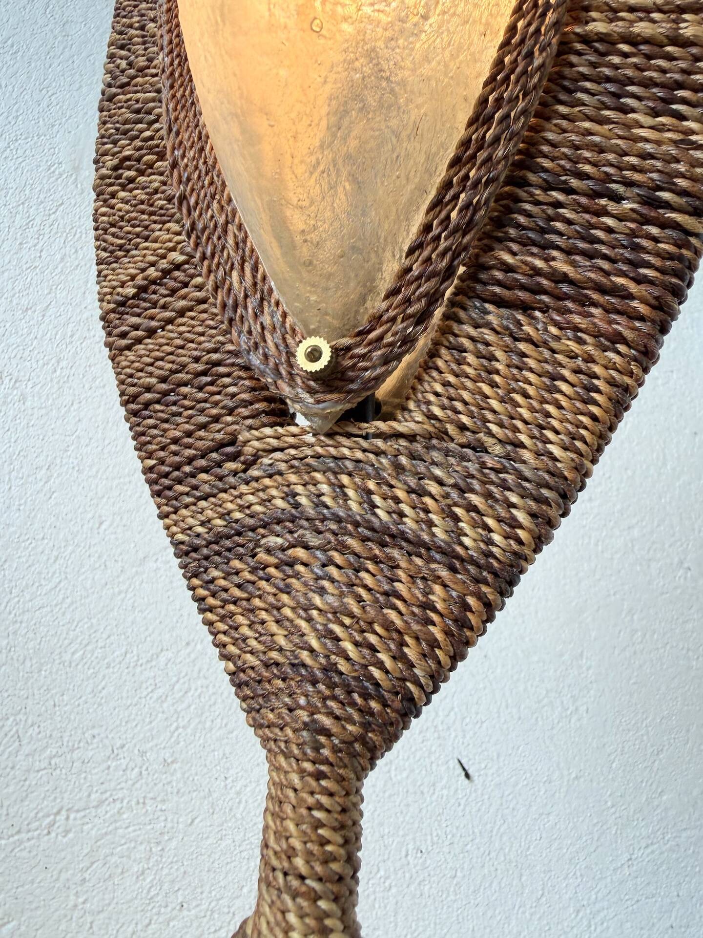 Lampadaire bronze et corde 1970