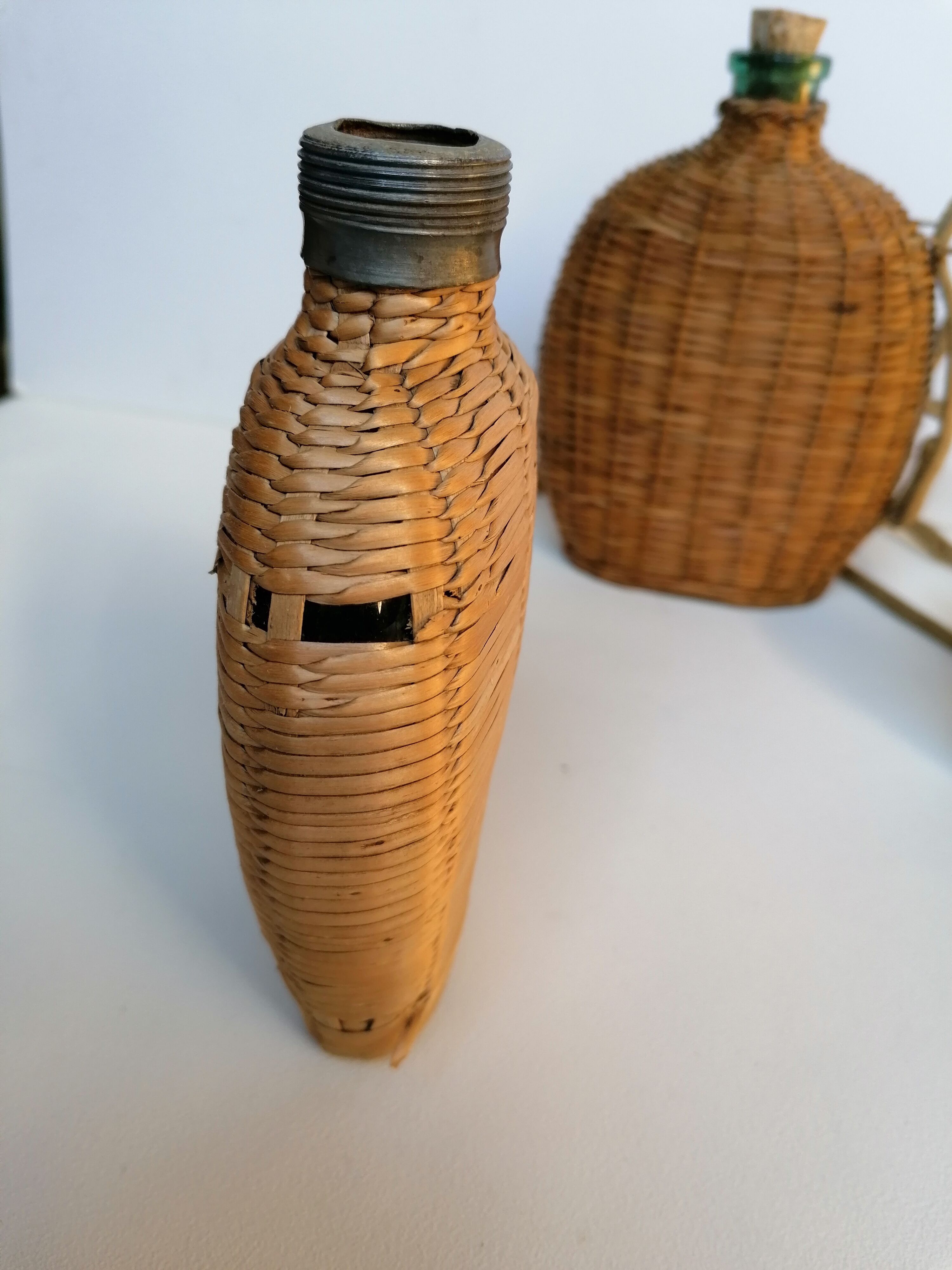 Trio de bouteilles en osier tressé