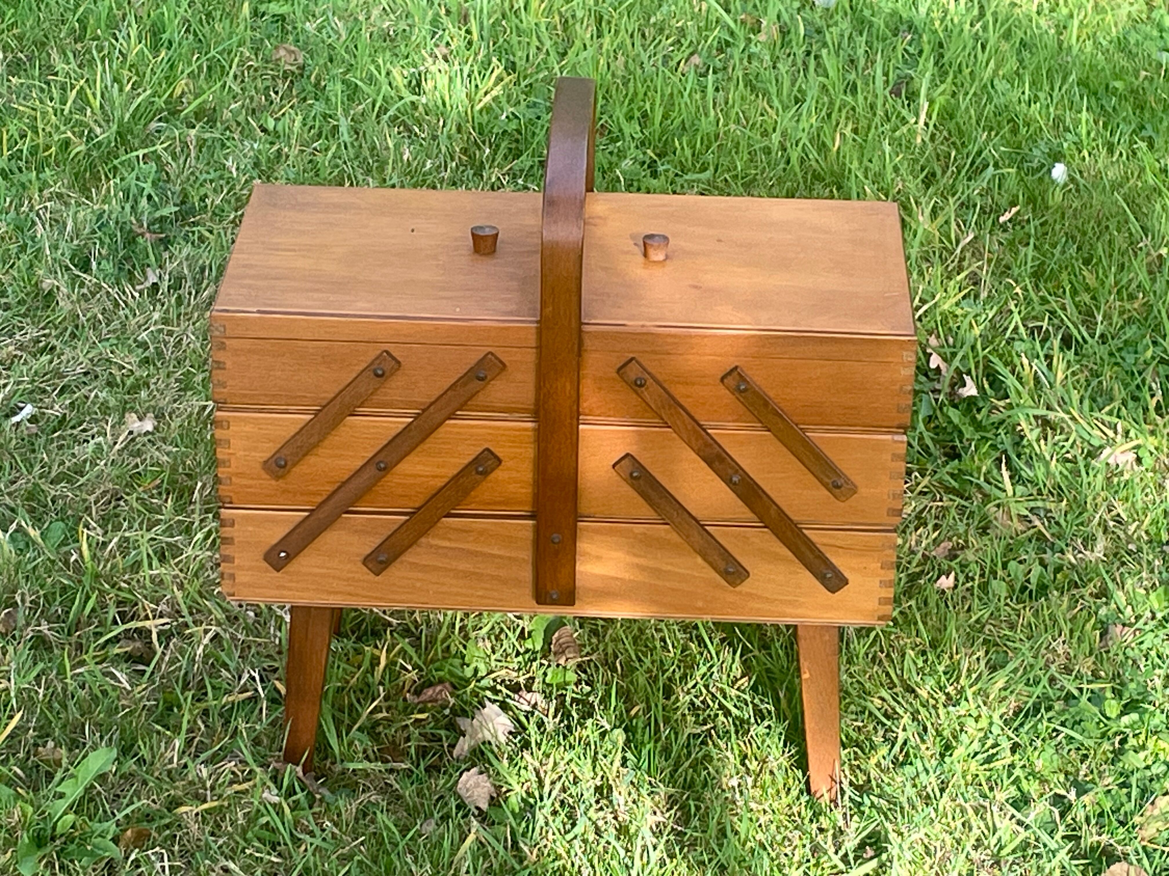 Travailleuse ou boîte a couture vintage en bois