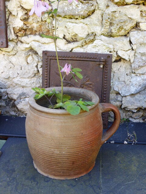 Sandstone pot with handle