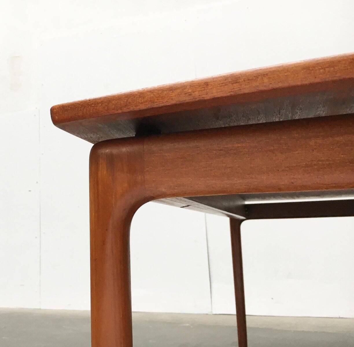 Mid-century teak coffee table by Ole Wanscher for Poul Jeppesens Møbelfabrik.