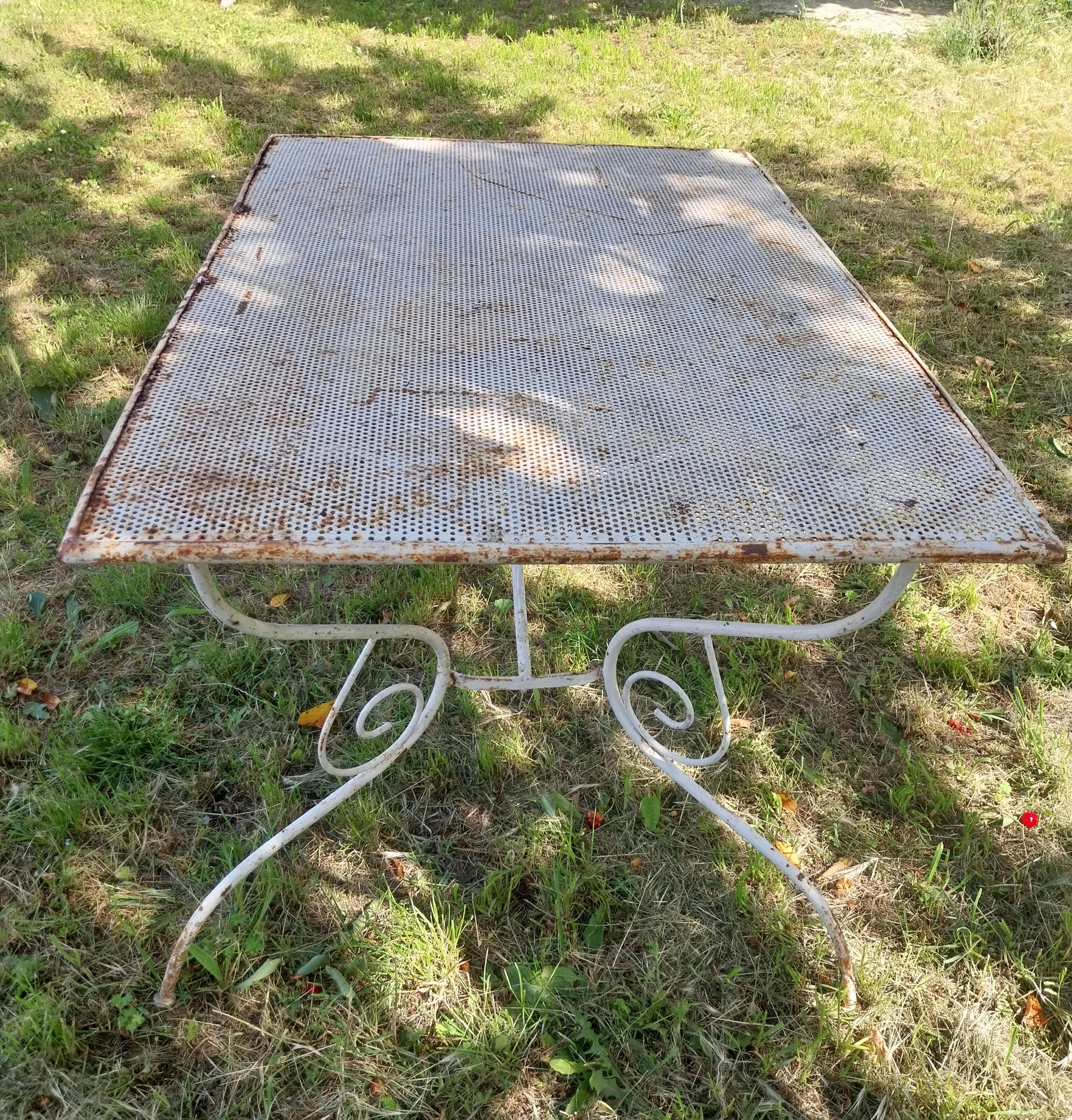 Table de jardin en métal ajouré