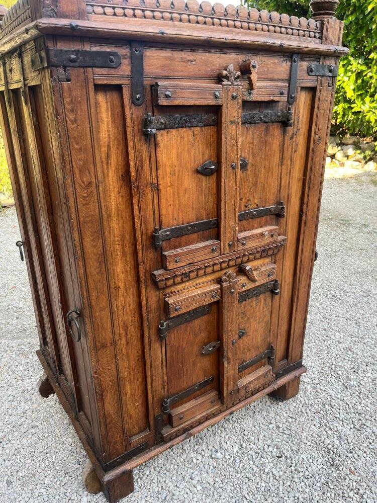 Storage unit with 4 doors