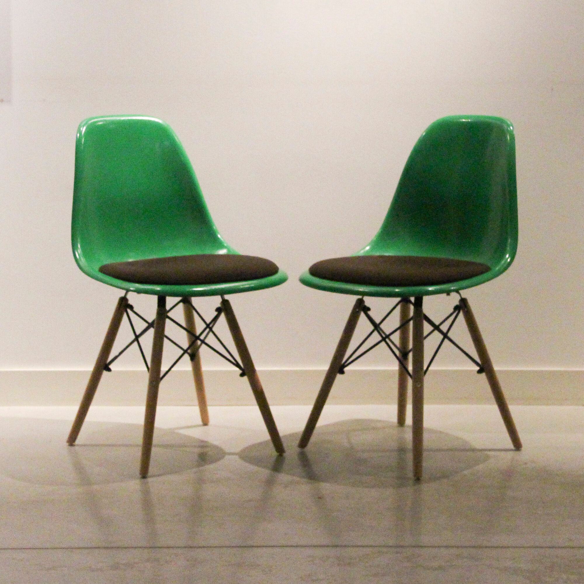 Lot de 2 chaises avec galette Kelly Green Eames