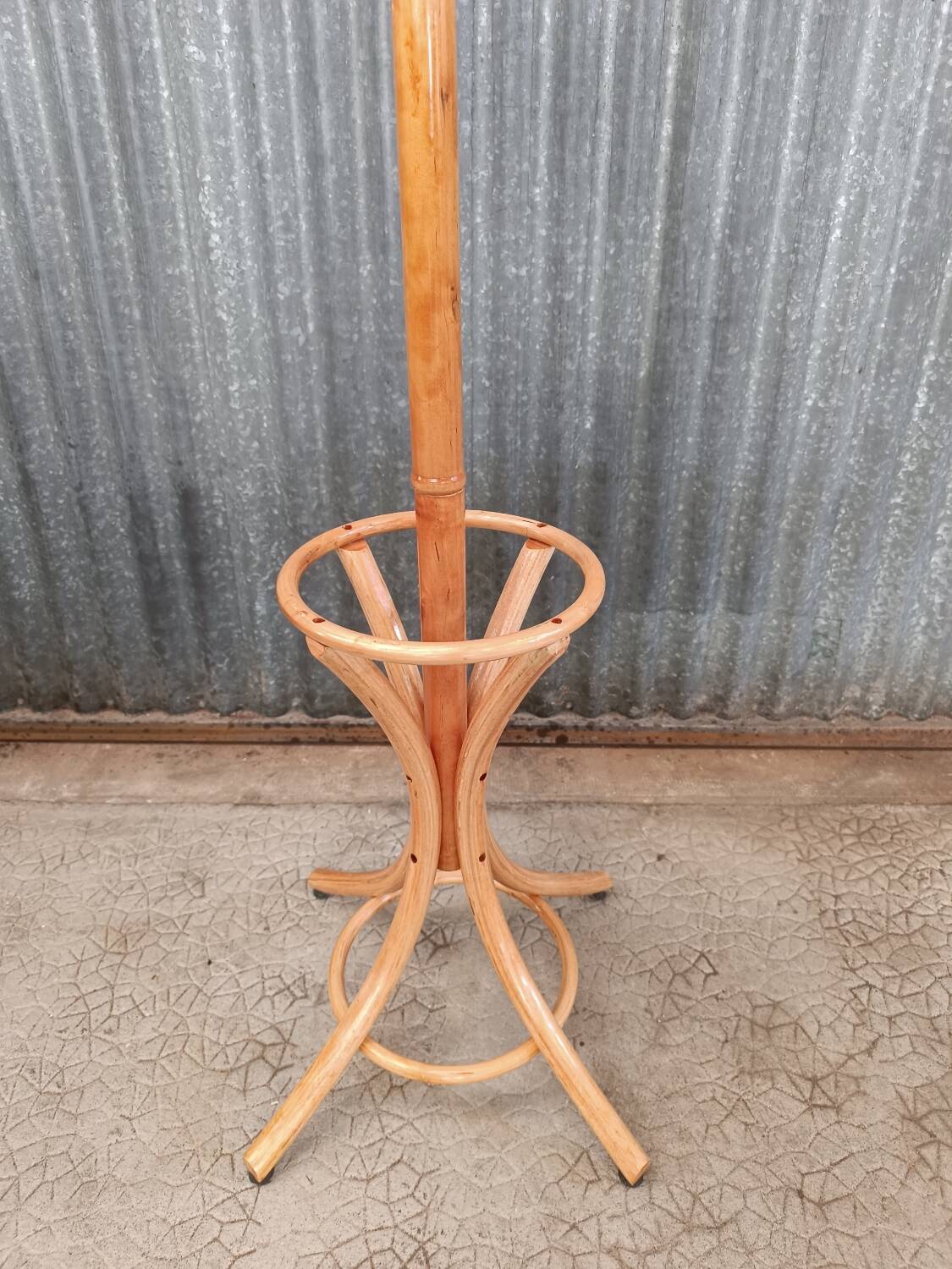 Parrot rattan coat rack