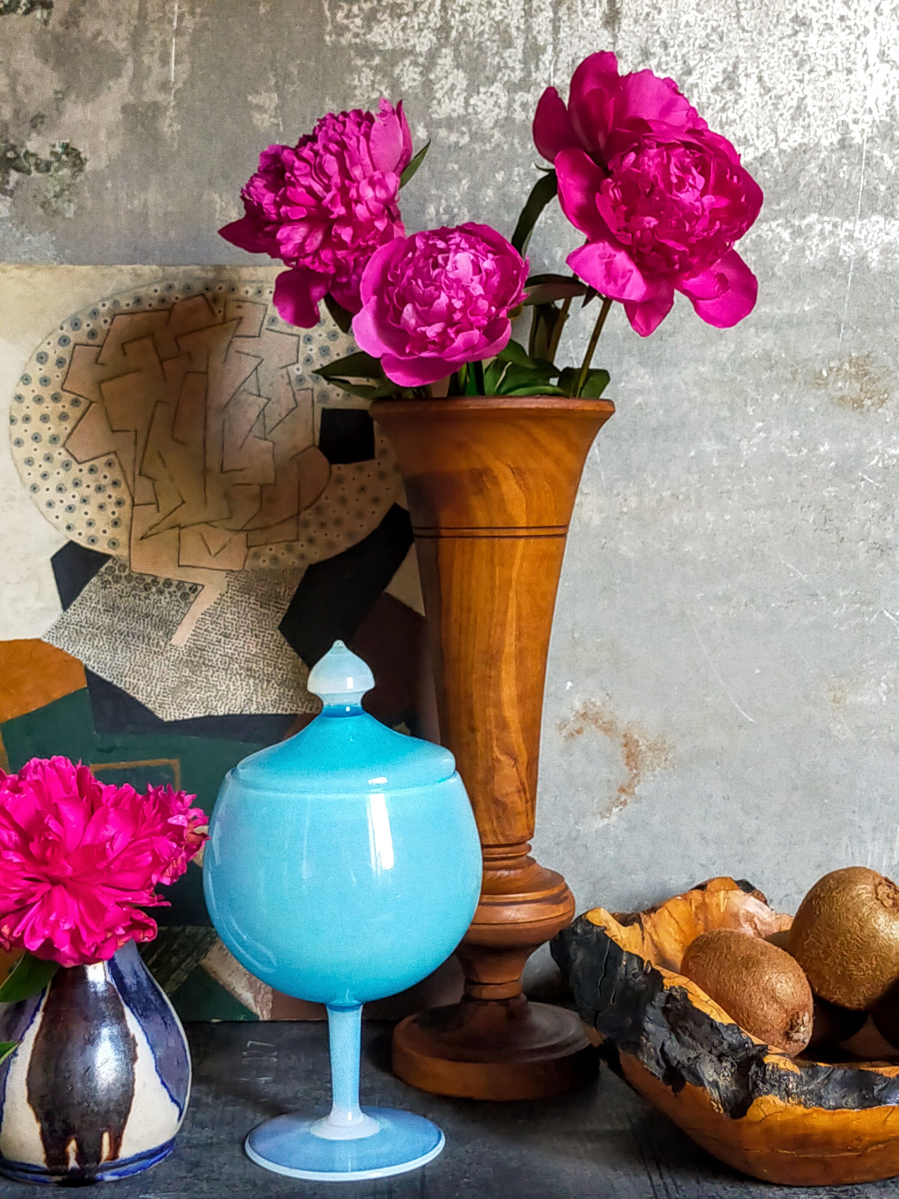 Pot couvert sur pied en opaline de foire vintage