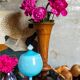 Pot couvert sur pied en opaline de foire vintage