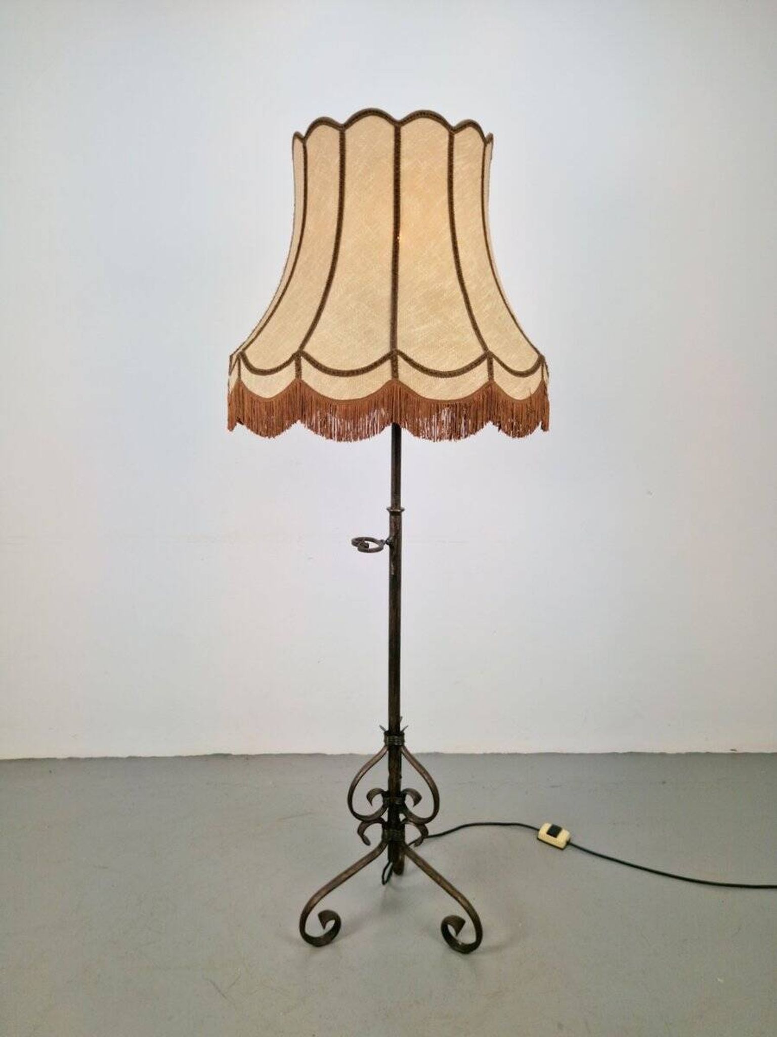 Lampe de sol en fer forgé réglable, années 1930