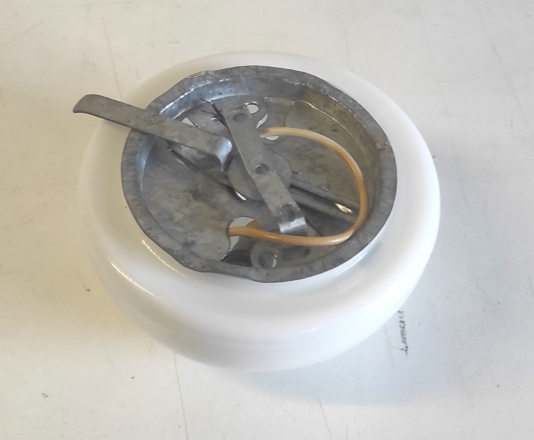 Plafonnier ou applique en verre opalin 20 cm, années 60-70