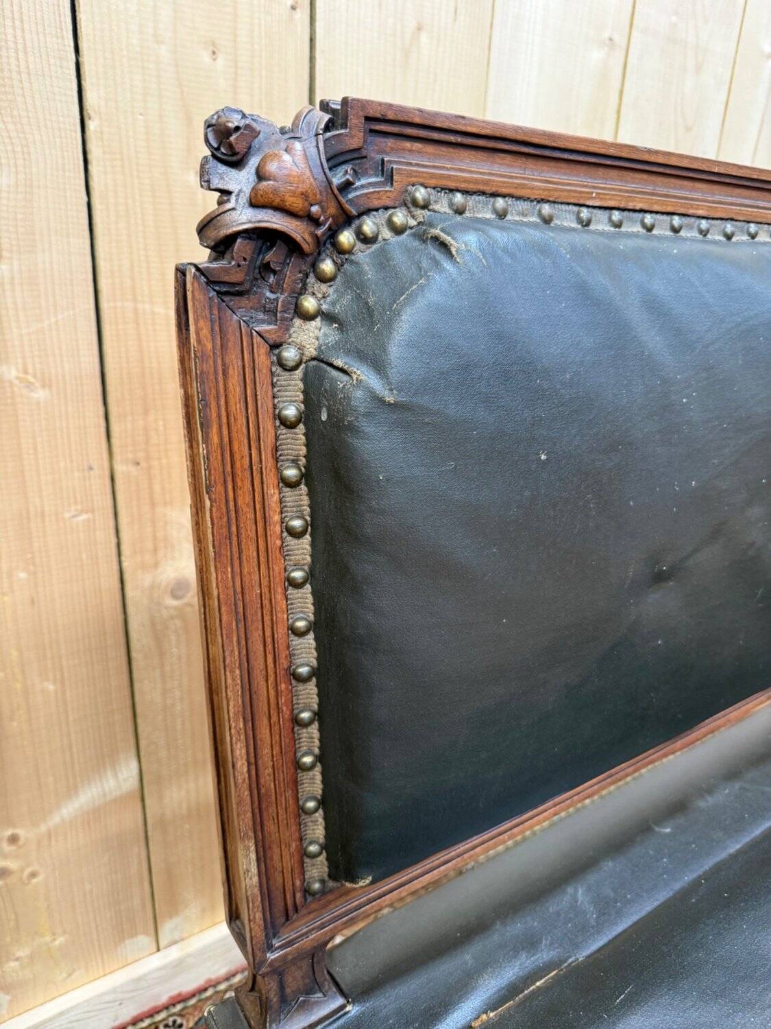 Bank safe – Napoleon III style – Carved solid walnut – Leather upholstery
