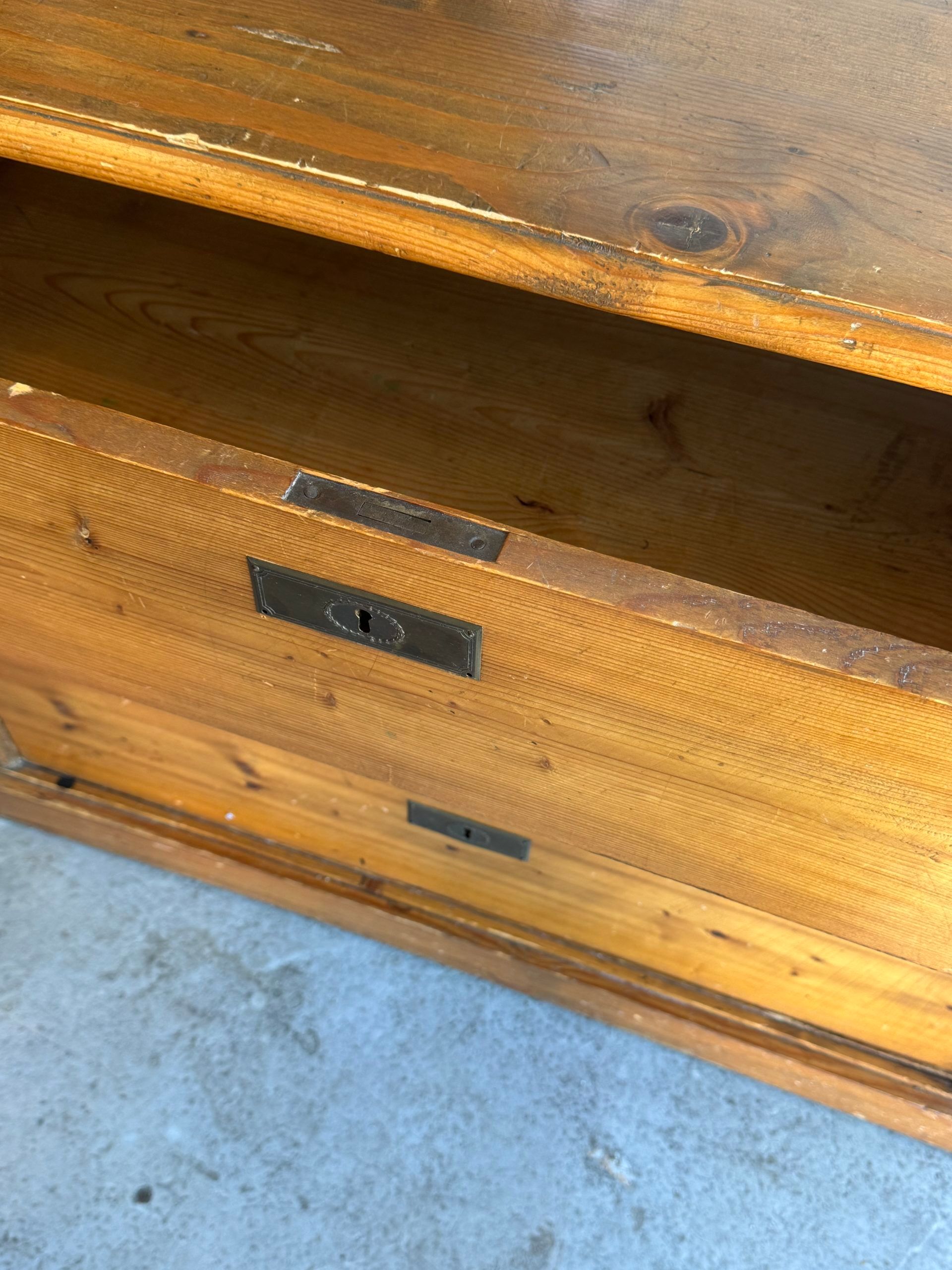 Wooden chest of drawers