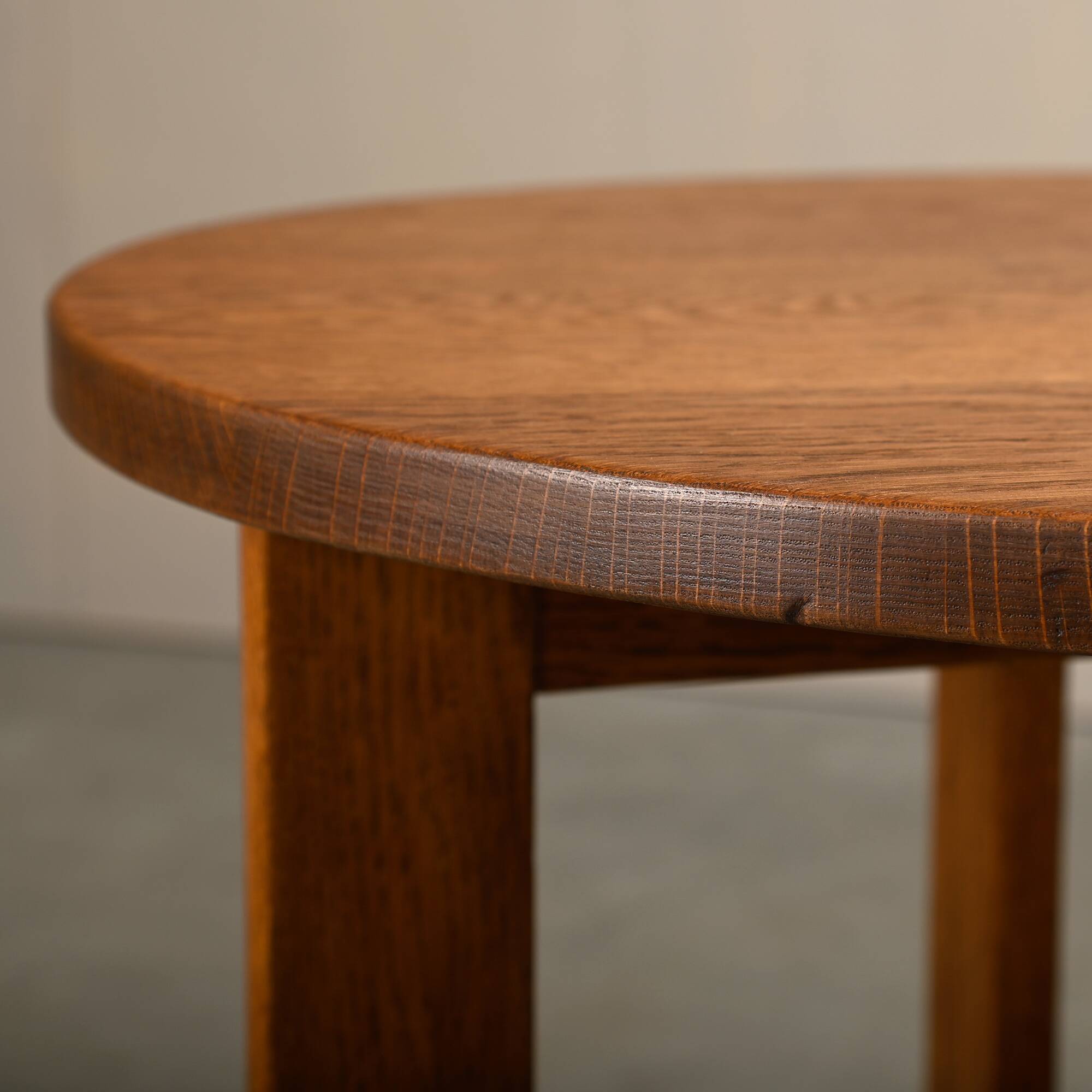 Table d'appoint en chêne de l'École d'Amsterdam Art Déco moderniste néerlandaise.