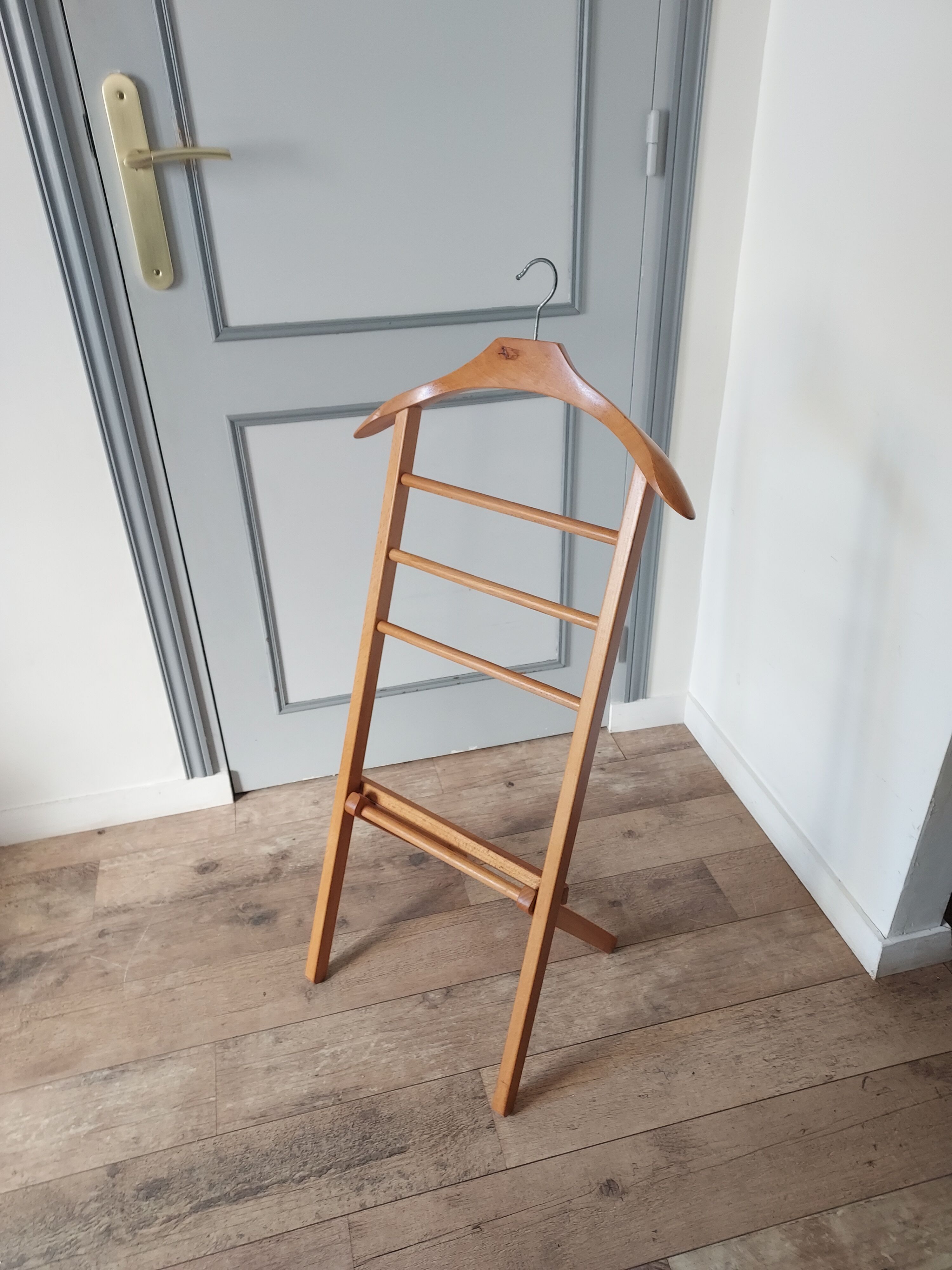 Folding valet