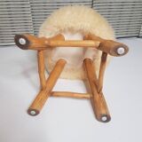 Pouf de style scandinave recouvert de peau de mouton